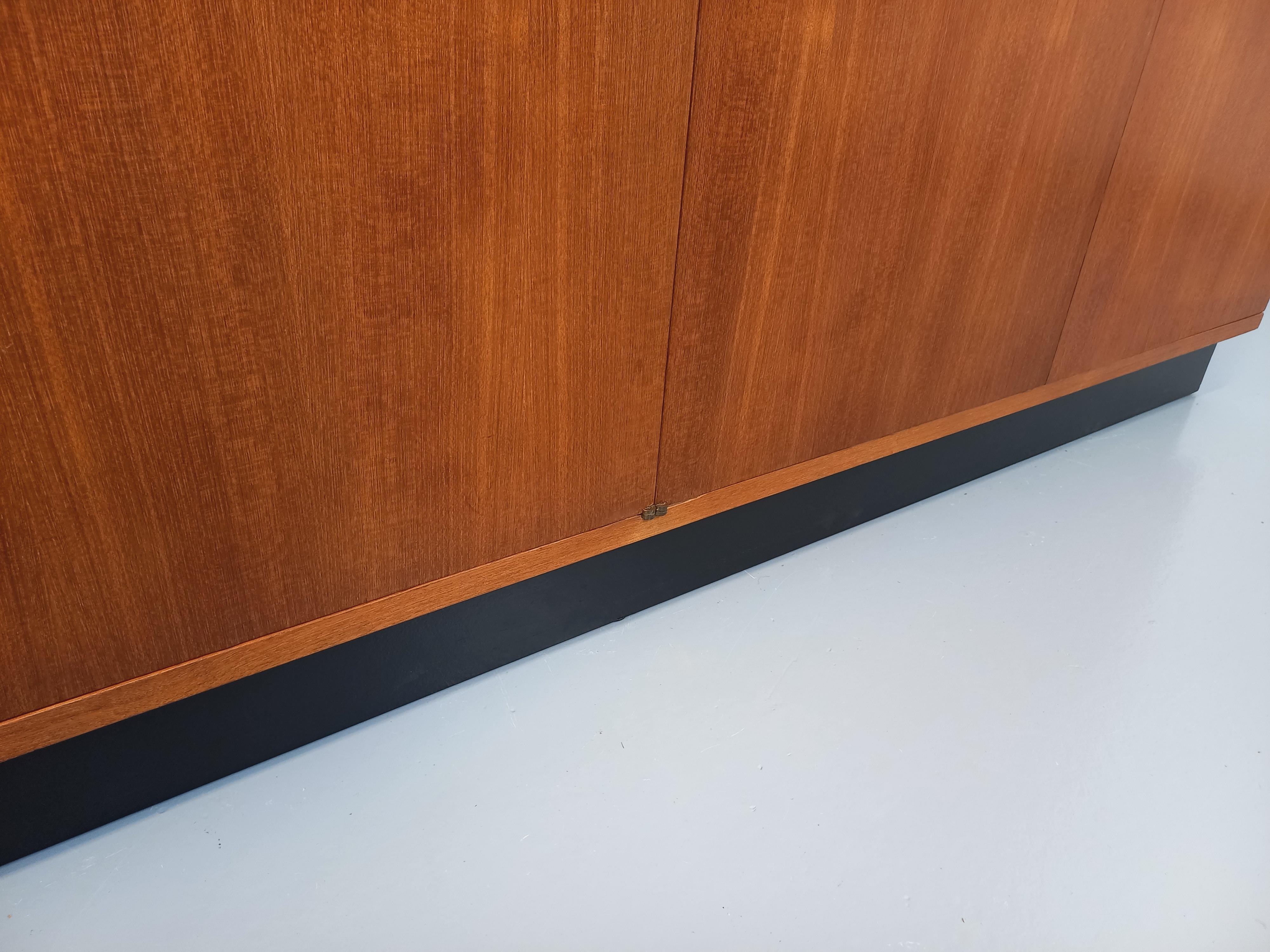 Armoire dressing moderniste Joseph-André Motte vintage en teck des années 50 60 Bon état à BESANÇON, FR