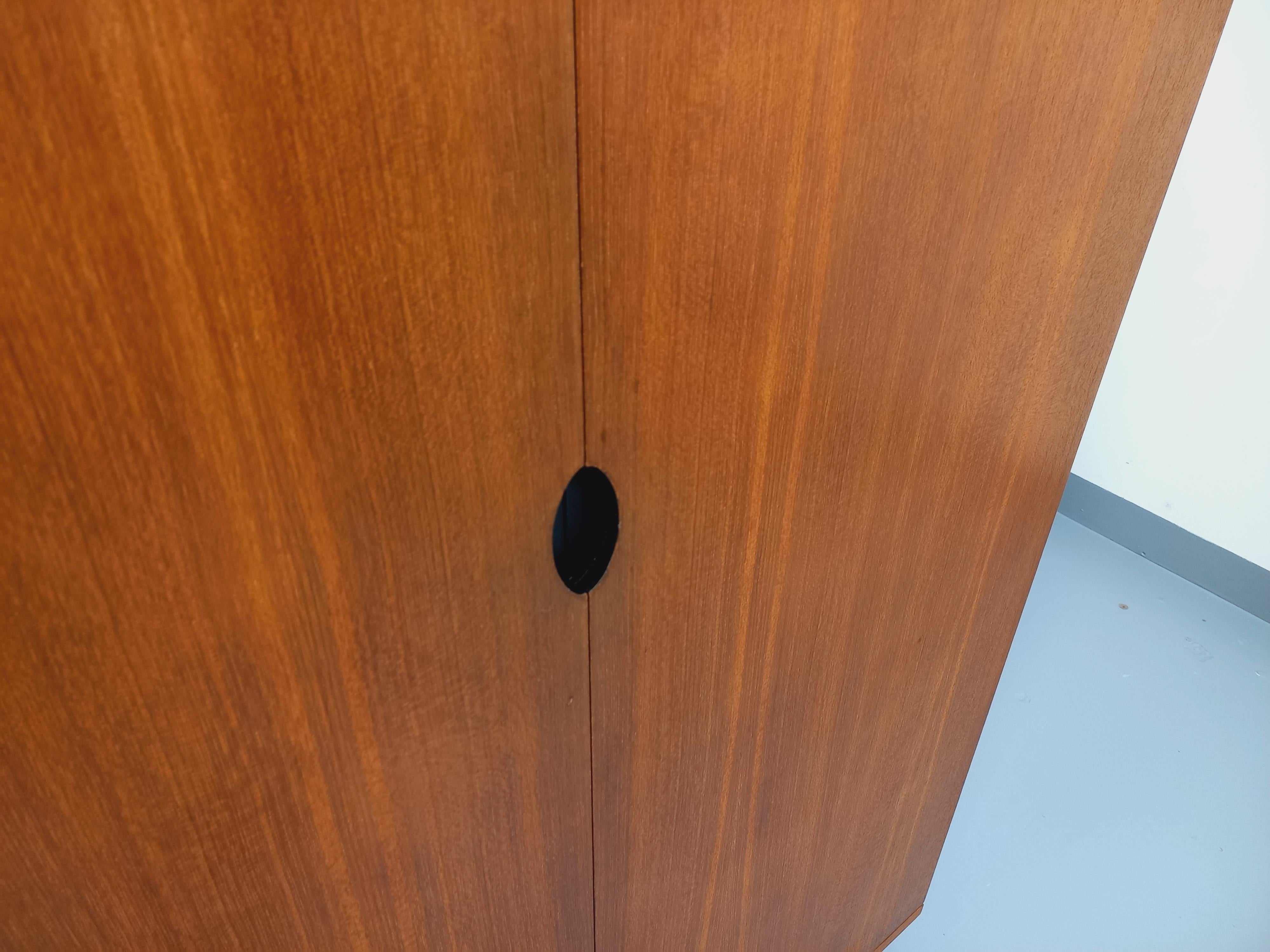 Milieu du XXe siècle Armoire dressing moderniste Joseph-André Motte vintage en teck des années 50 60