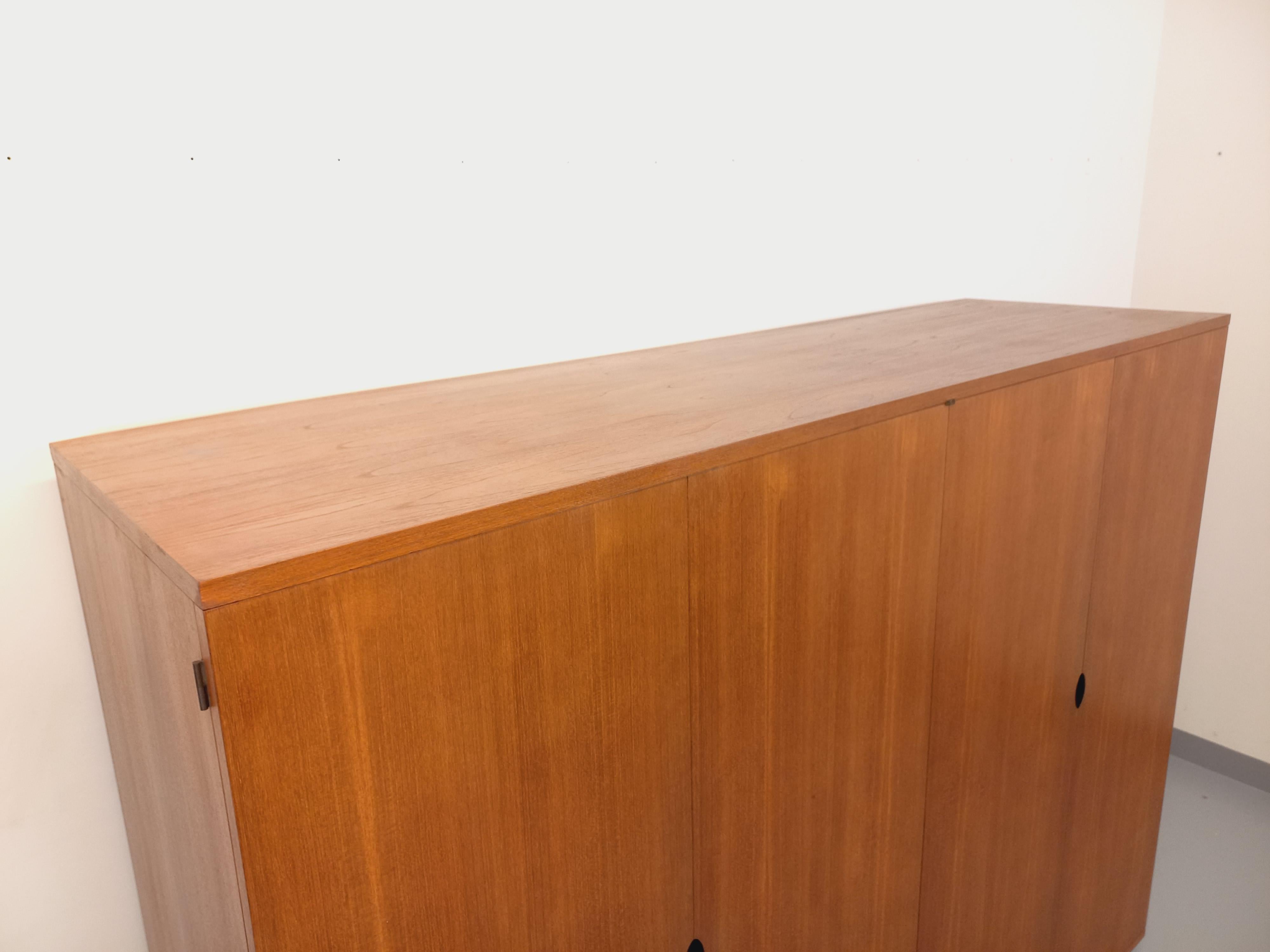 Teck Armoire dressing moderniste Joseph-André Motte vintage en teck des années 50 60