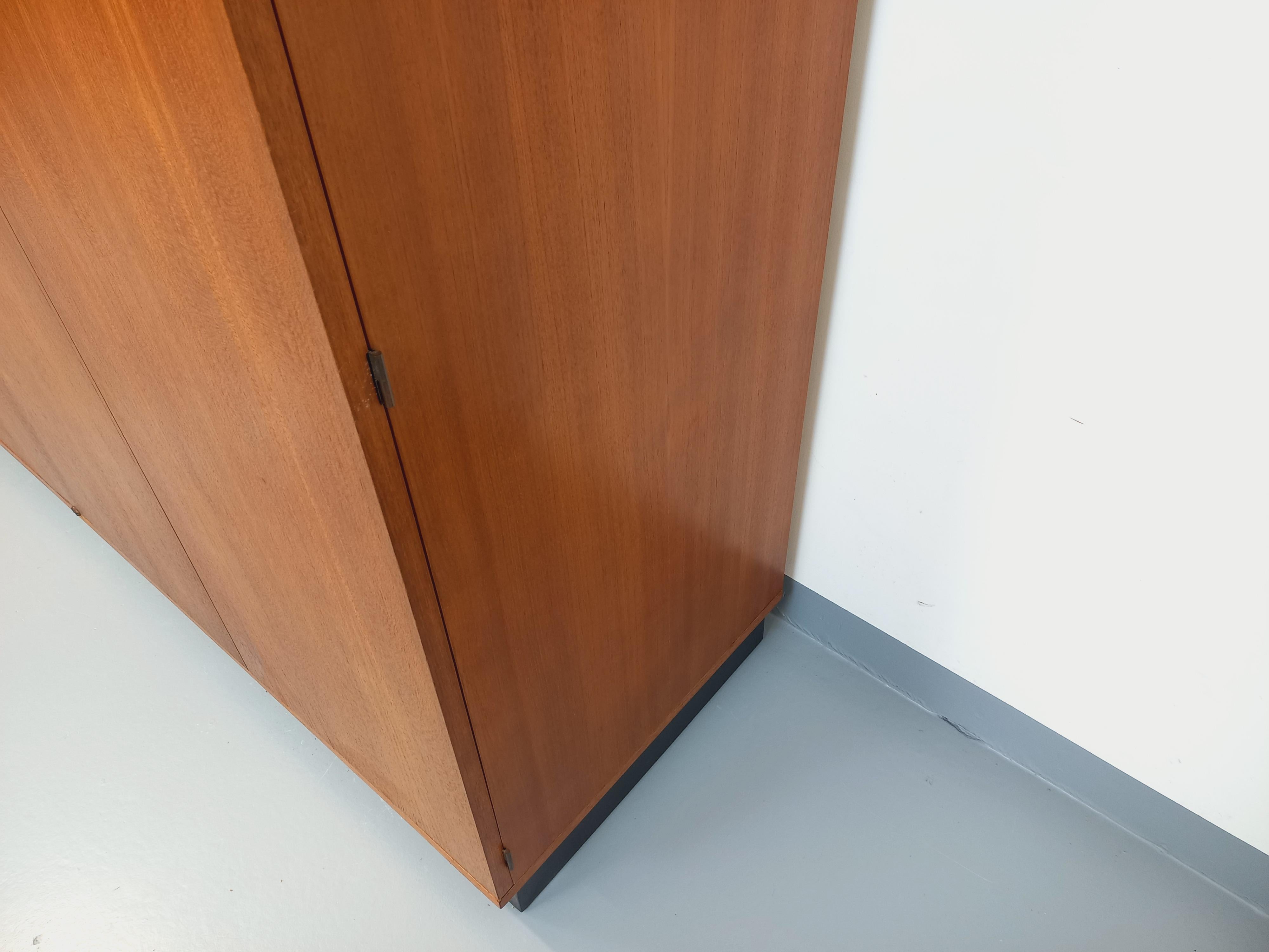 Armoire dressing moderniste Joseph-André Motte vintage en teck des années 50 60 1