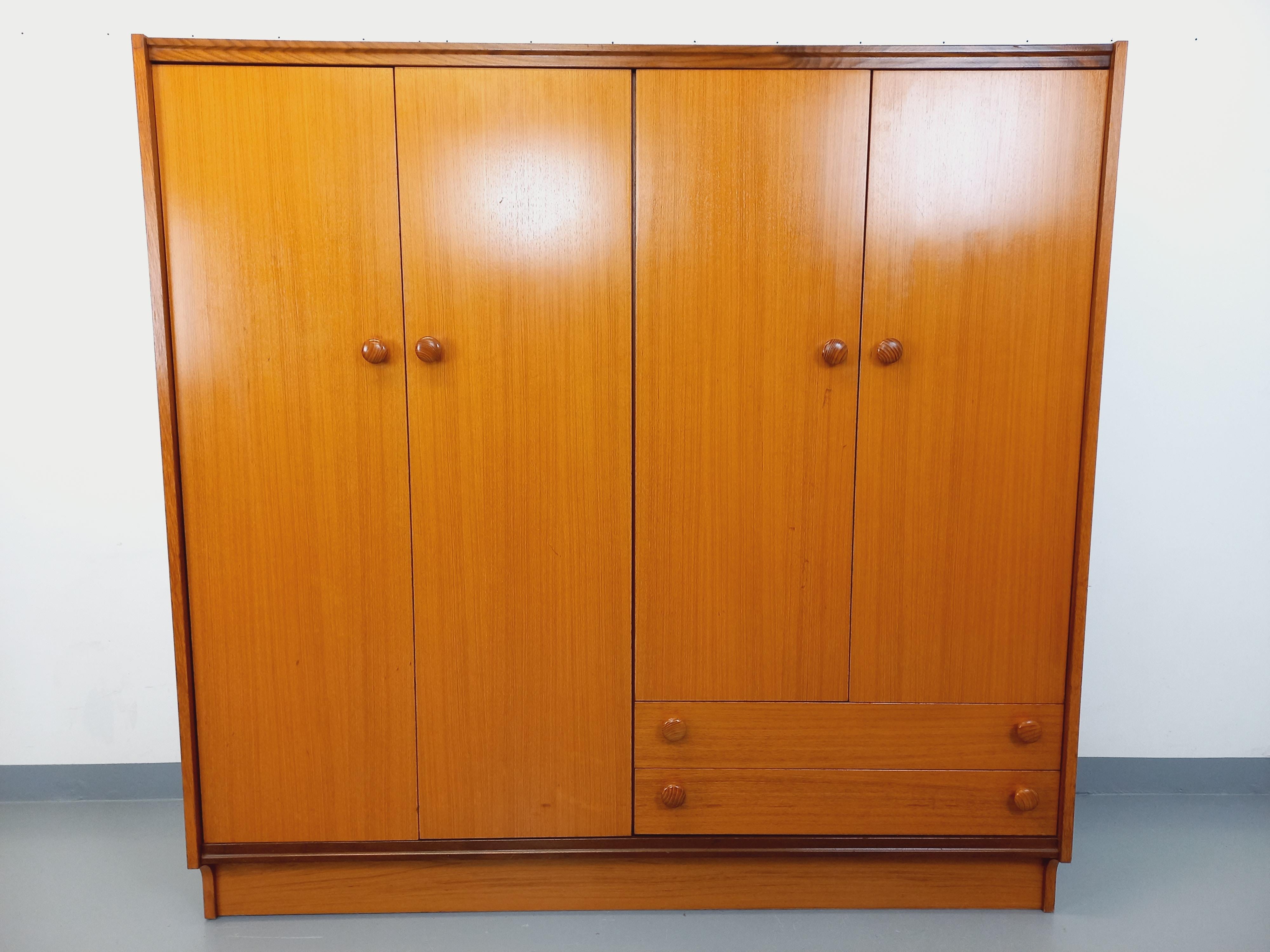 Armoire dressing moderniste vintage en teck et Noyer des années 60 70 en vente 3