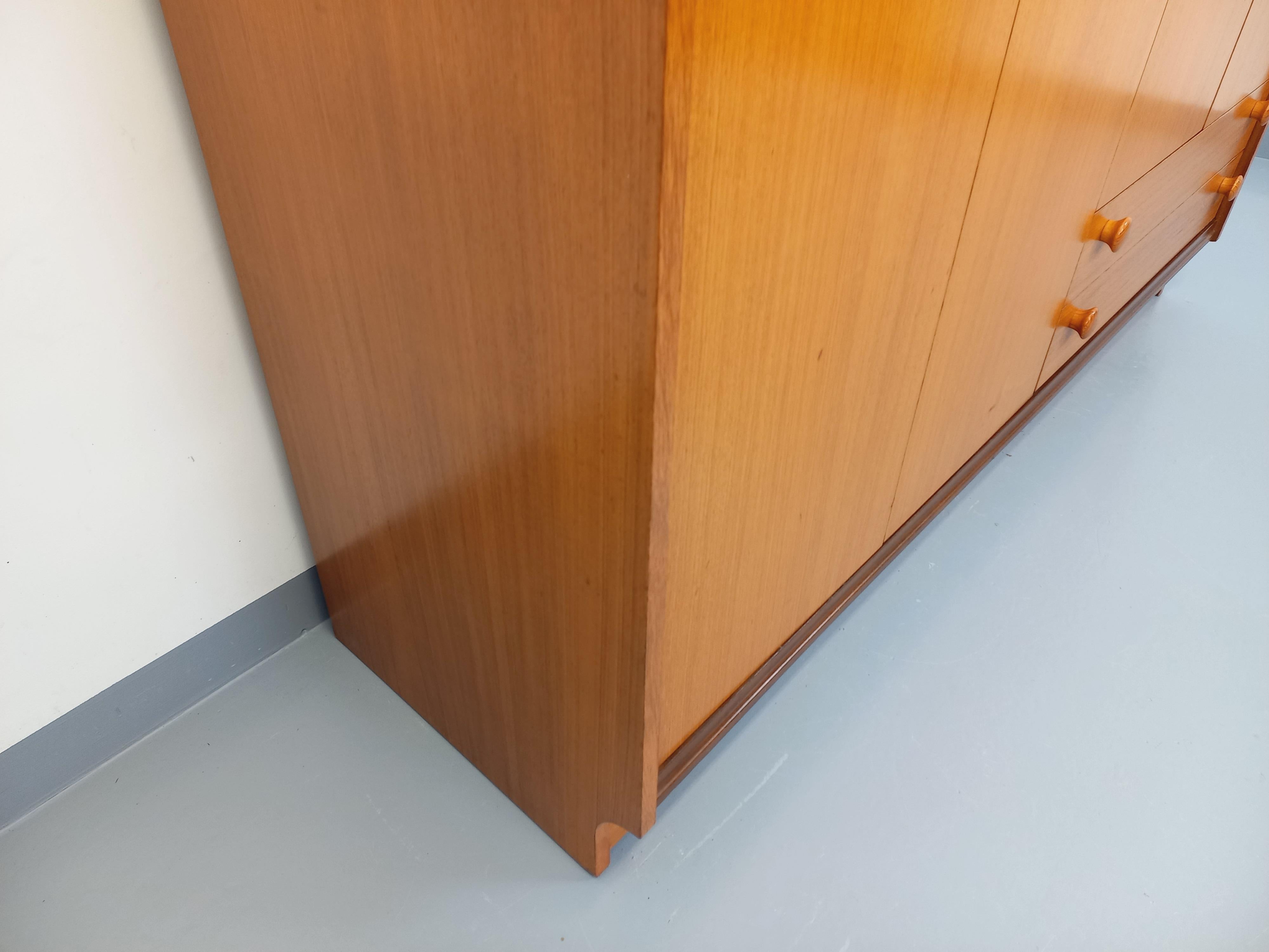 Armoire dressing moderniste vintage en teck et Noyer des années 60 70 en vente 4
