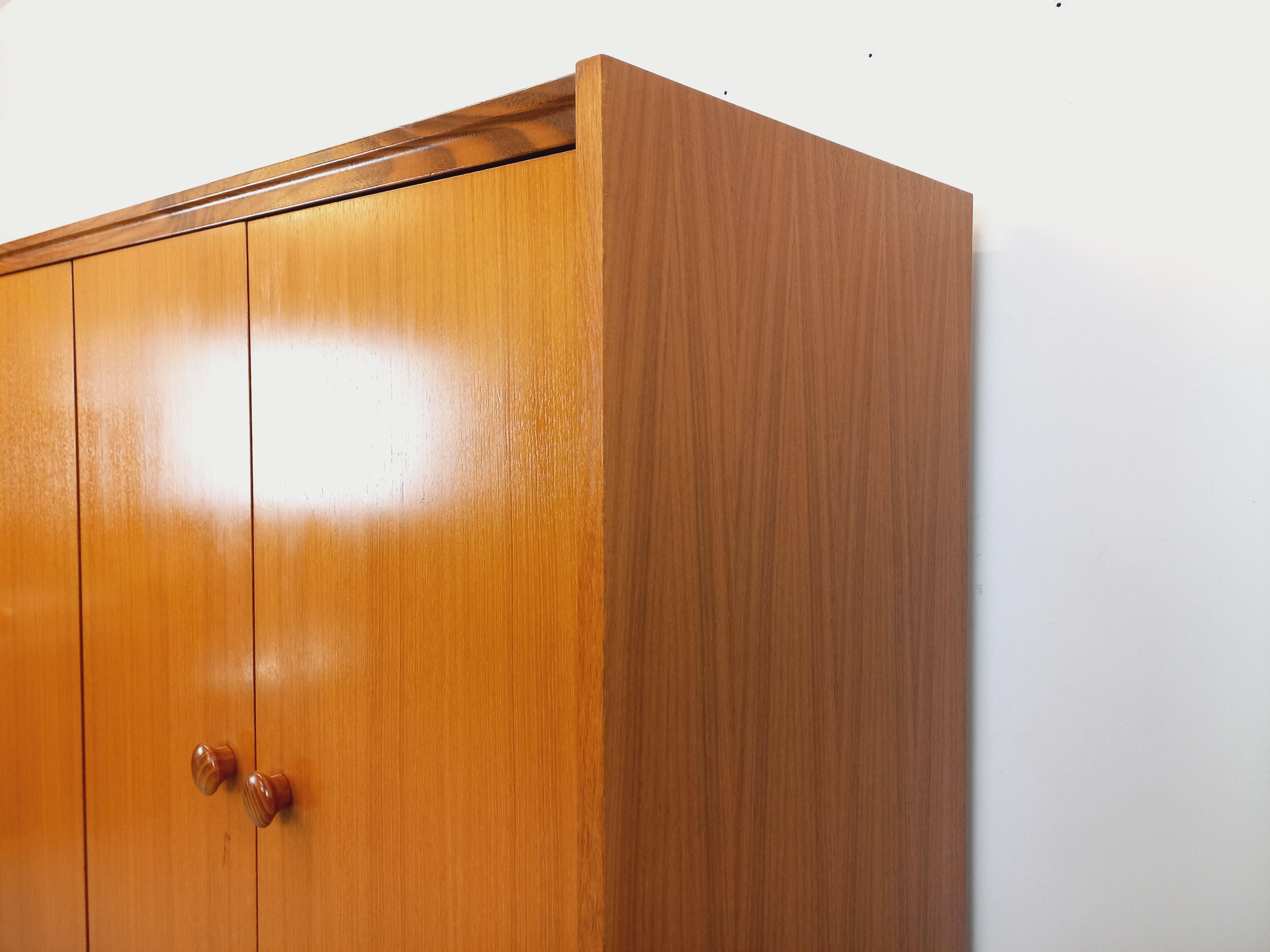 Armoire dressing moderniste vintage en teck et Noyer des années 60 70 en vente 5