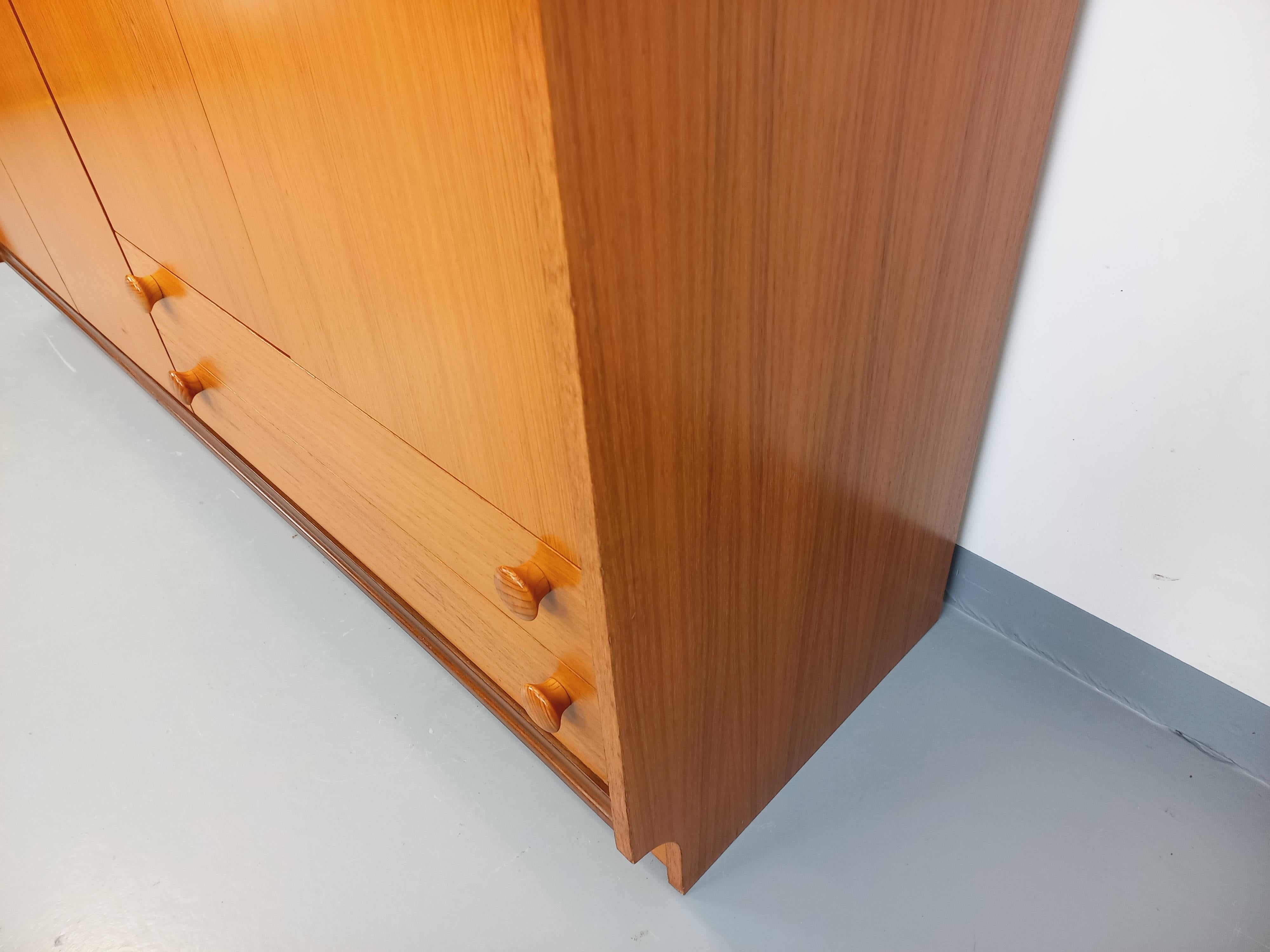 Armoire dressing moderniste vintage en teck et Noyer des années 60 70 en vente 6