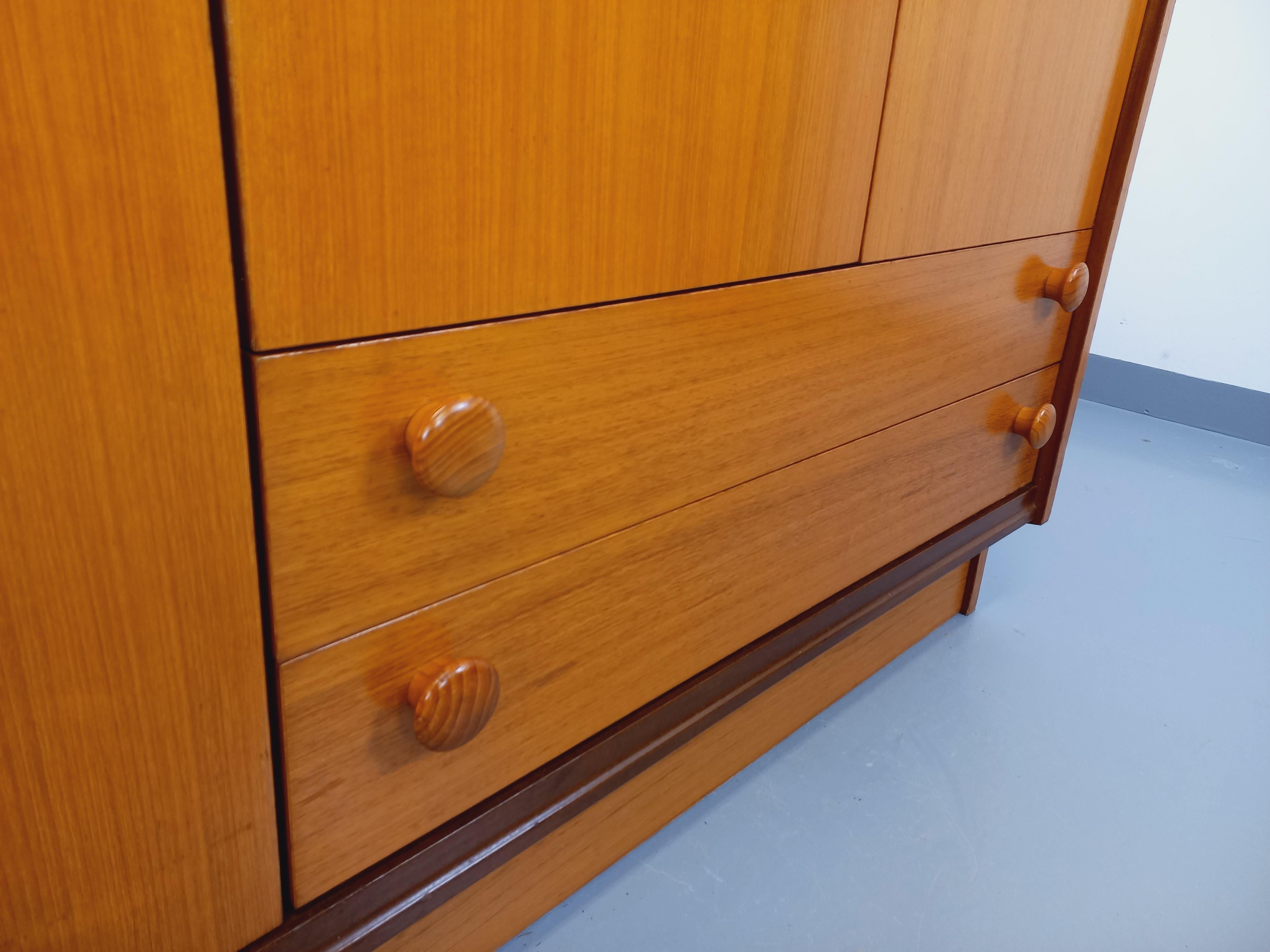 Armoire dressing moderniste vintage en teck et Noyer des années 60 70 en vente 8