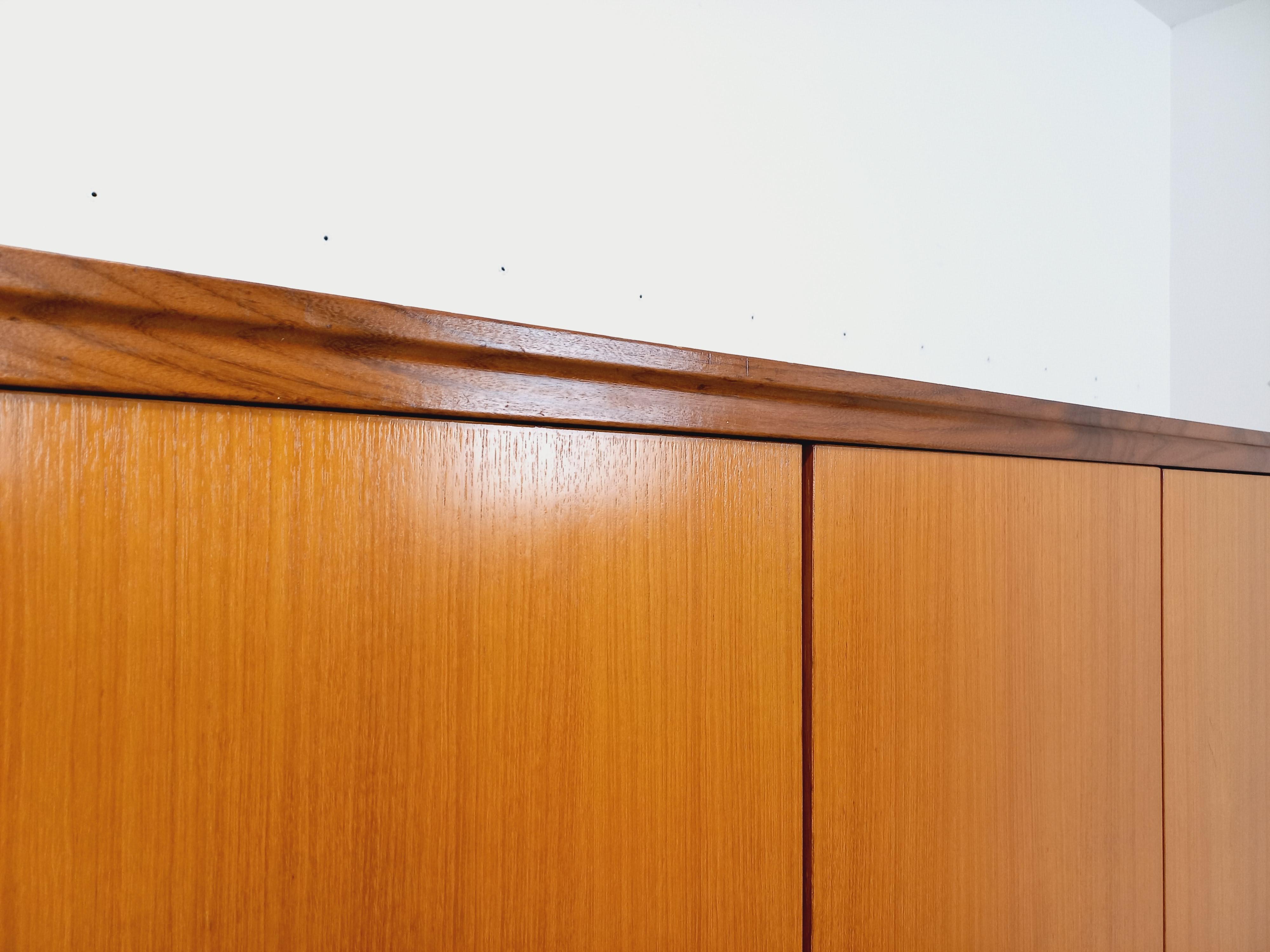 Armoire dressing moderniste vintage en teck et Noyer des années 60 70 en vente 9