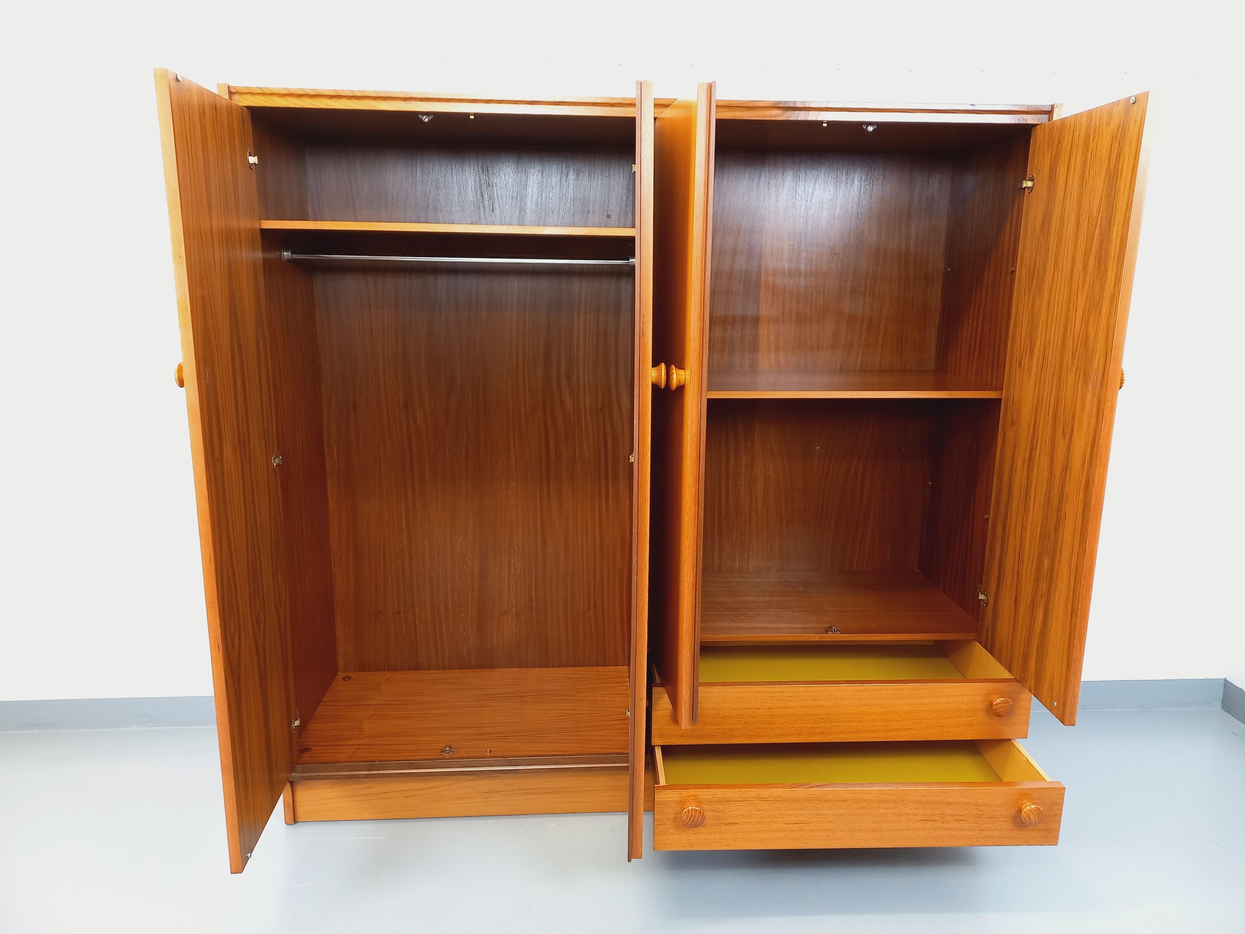 Armoire dressing moderniste vintage en teck et Noyer des années 60 70 en vente 10
