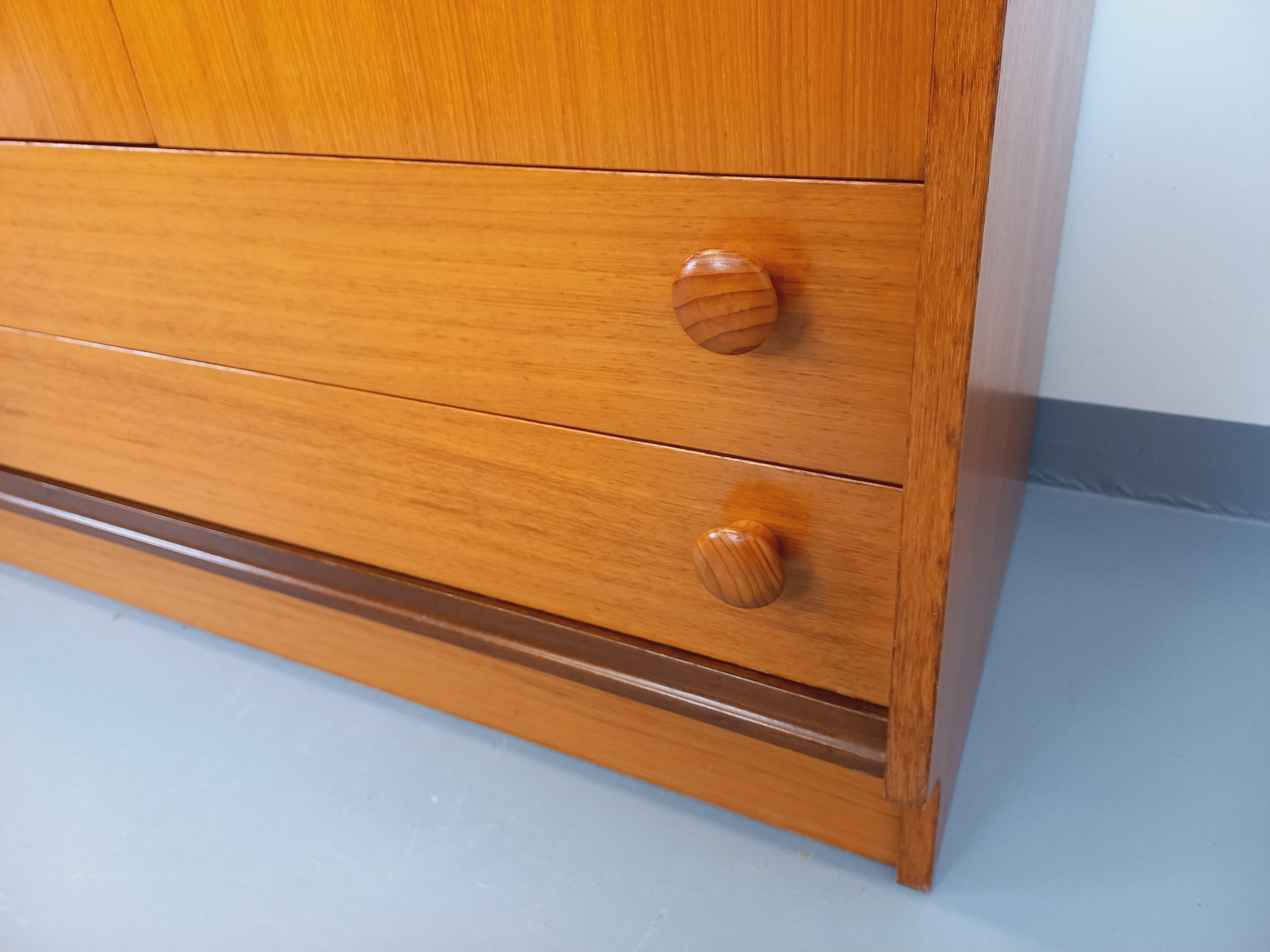 Scandinave Armoire dressing moderniste vintage en teck et Noyer des années 60 70 en vente