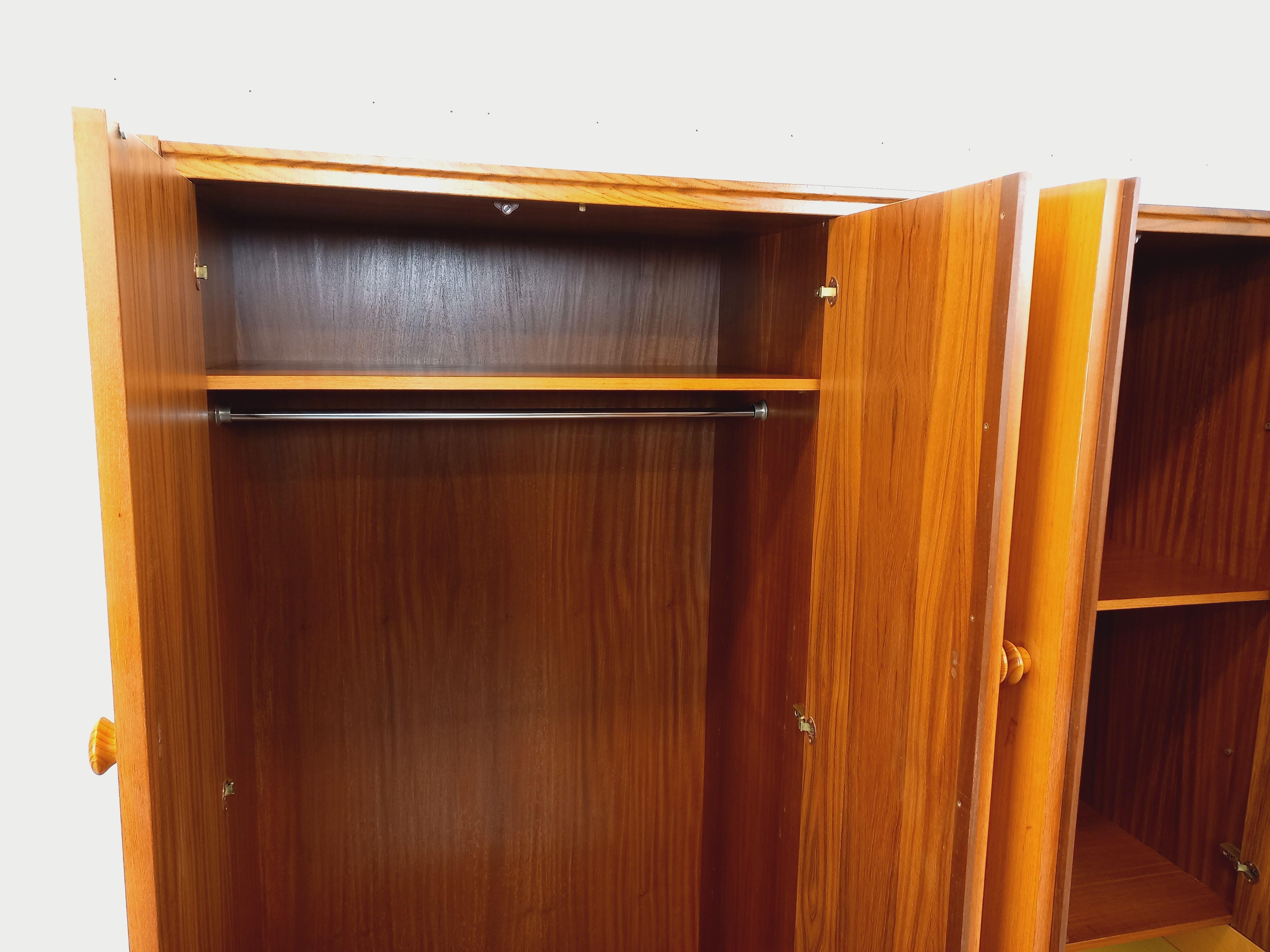 Armoire dressing moderniste vintage en teck et Noyer des années 60 70 Bon état - En vente à BESANÇON, FR