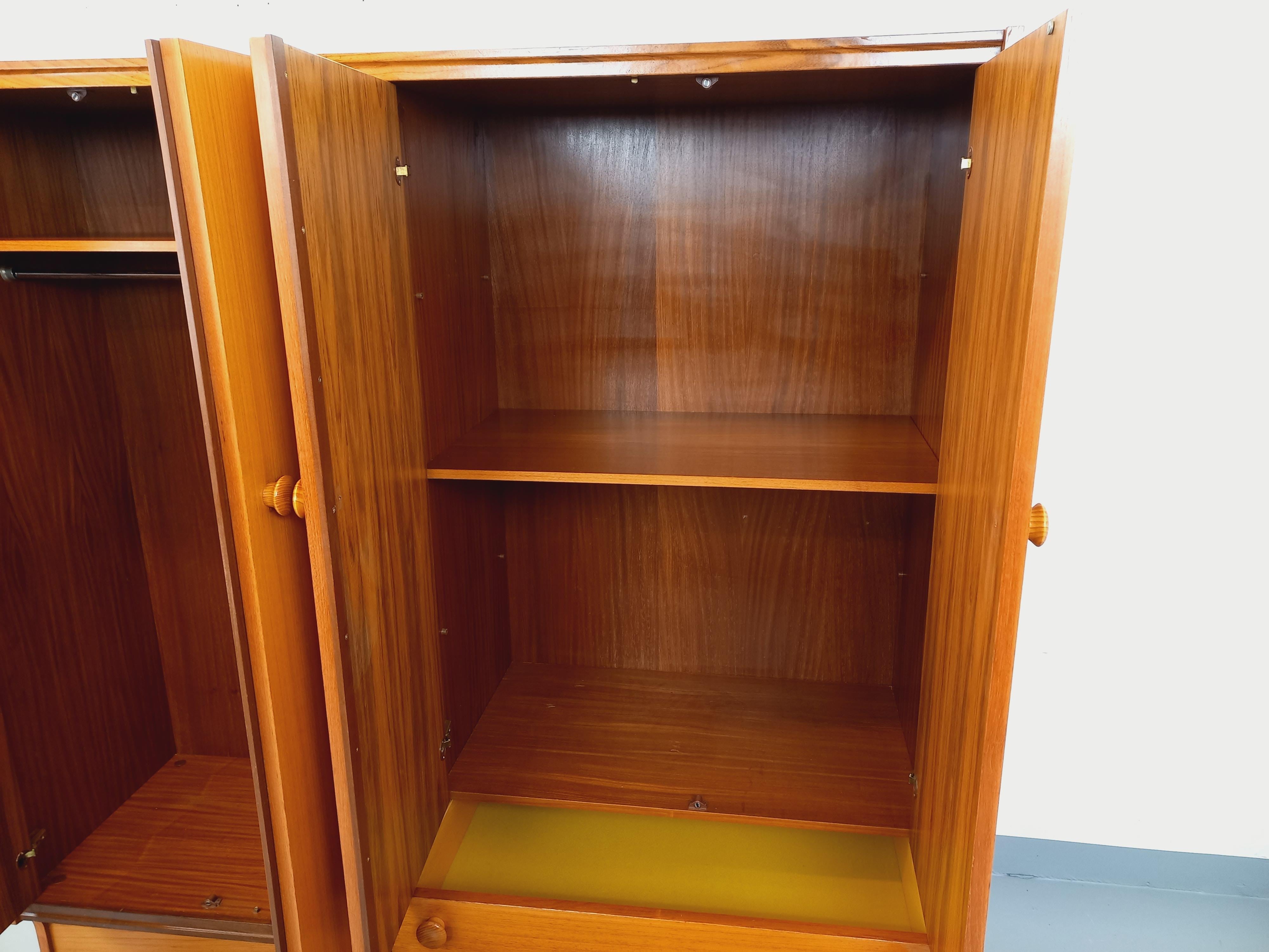 Fin du 20e siècle Armoire dressing moderniste vintage en teck et Noyer des années 60 70 en vente