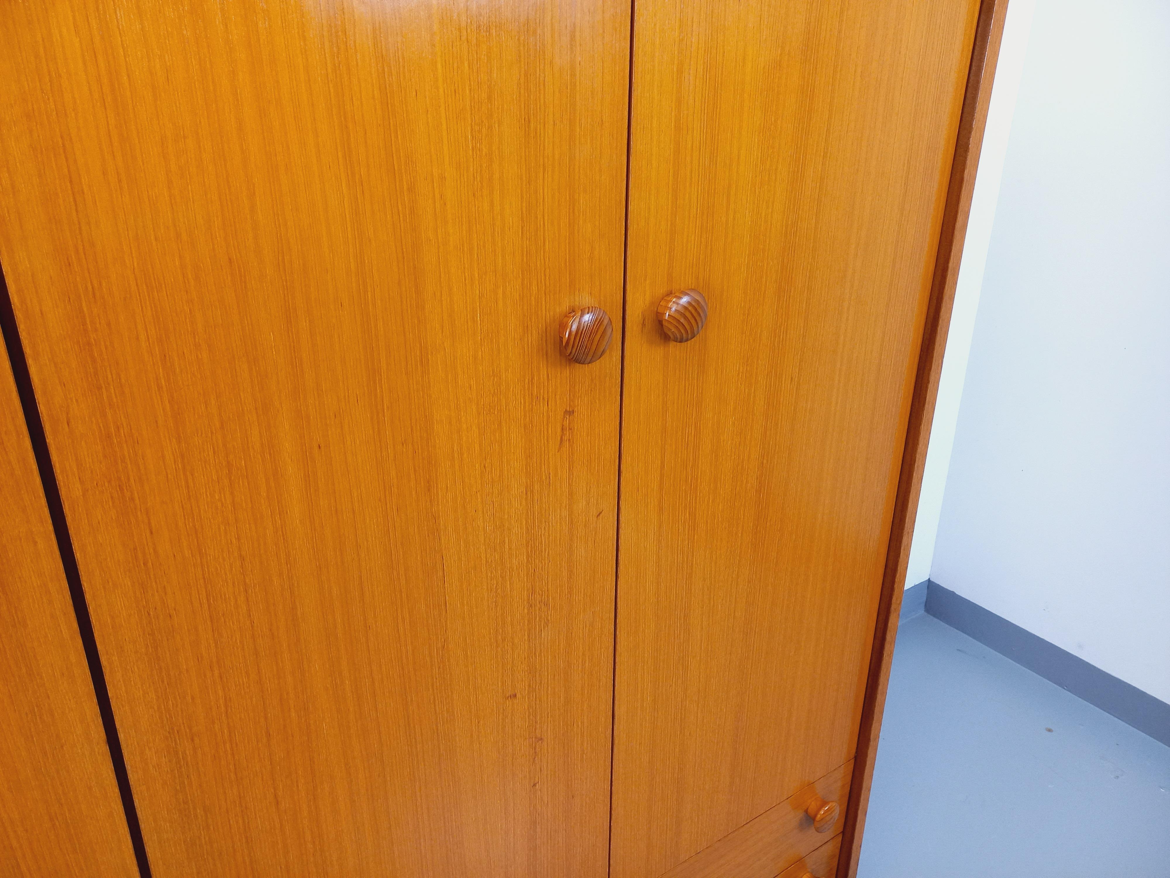 Teck Armoire dressing moderniste vintage en teck et Noyer des années 60 70 en vente