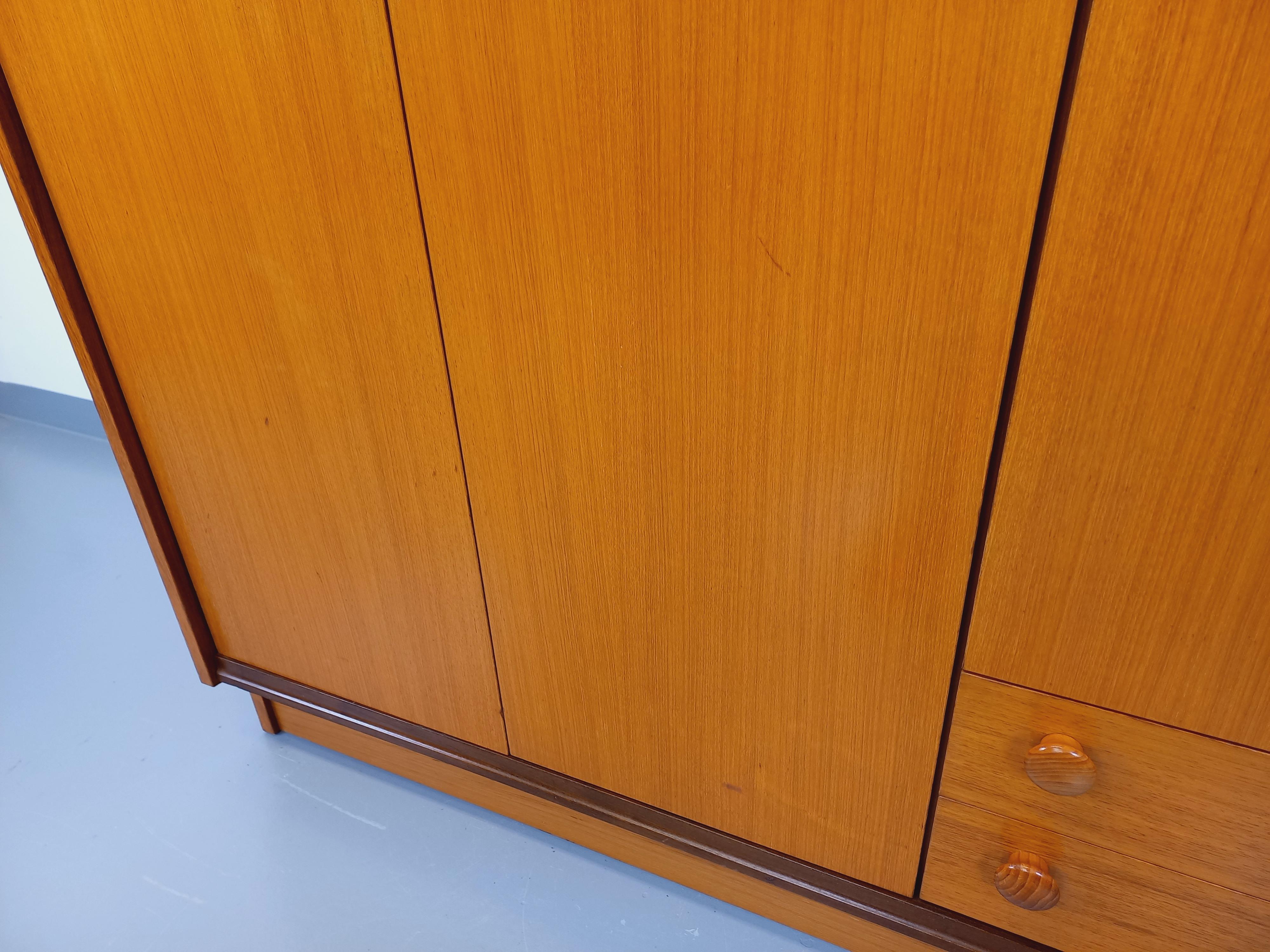 Armoire dressing moderniste vintage en teck et Noyer des années 60 70 en vente 1