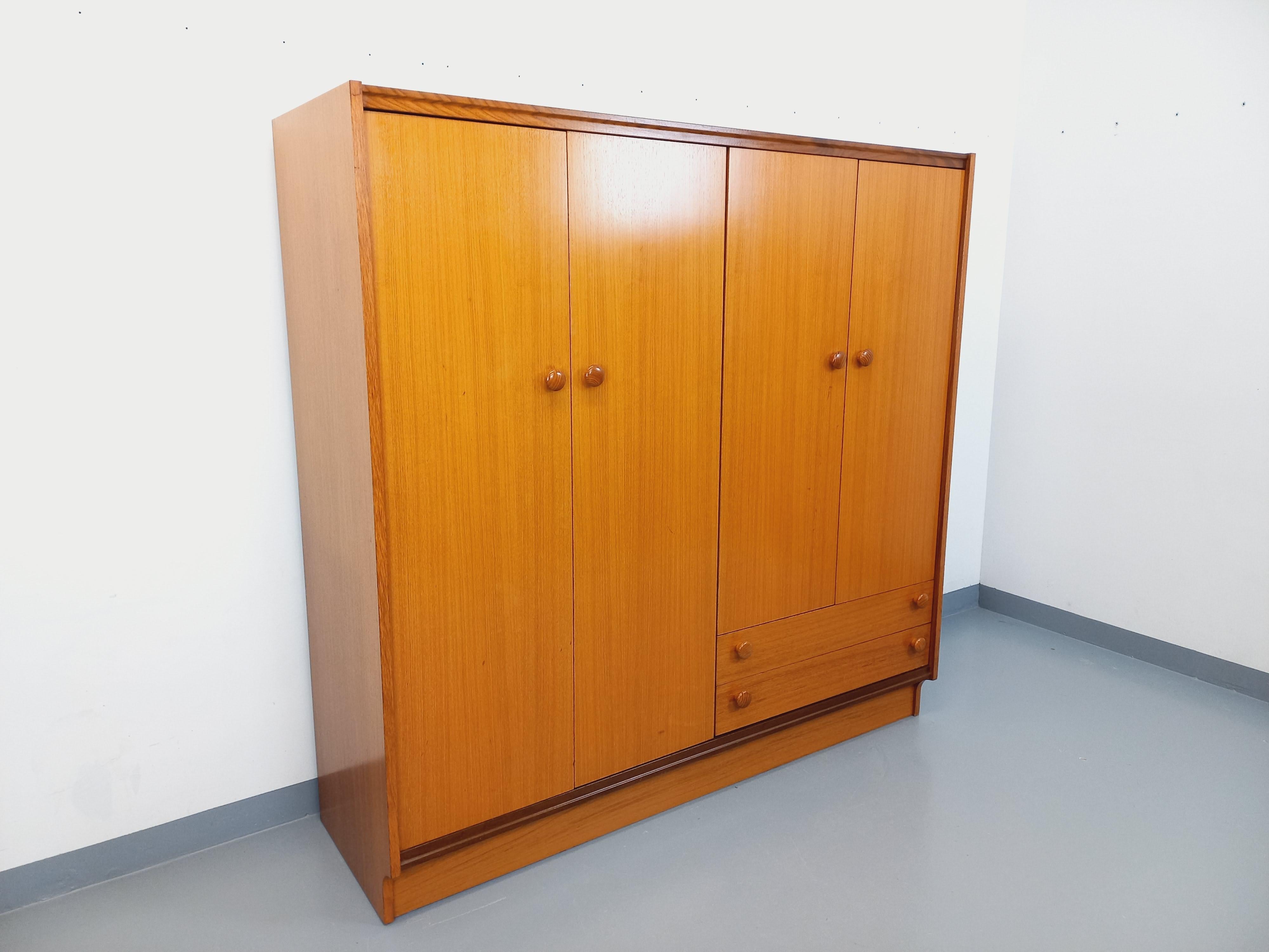 Armoire dressing moderniste vintage en teck et Noyer des années 60 70 en vente 2