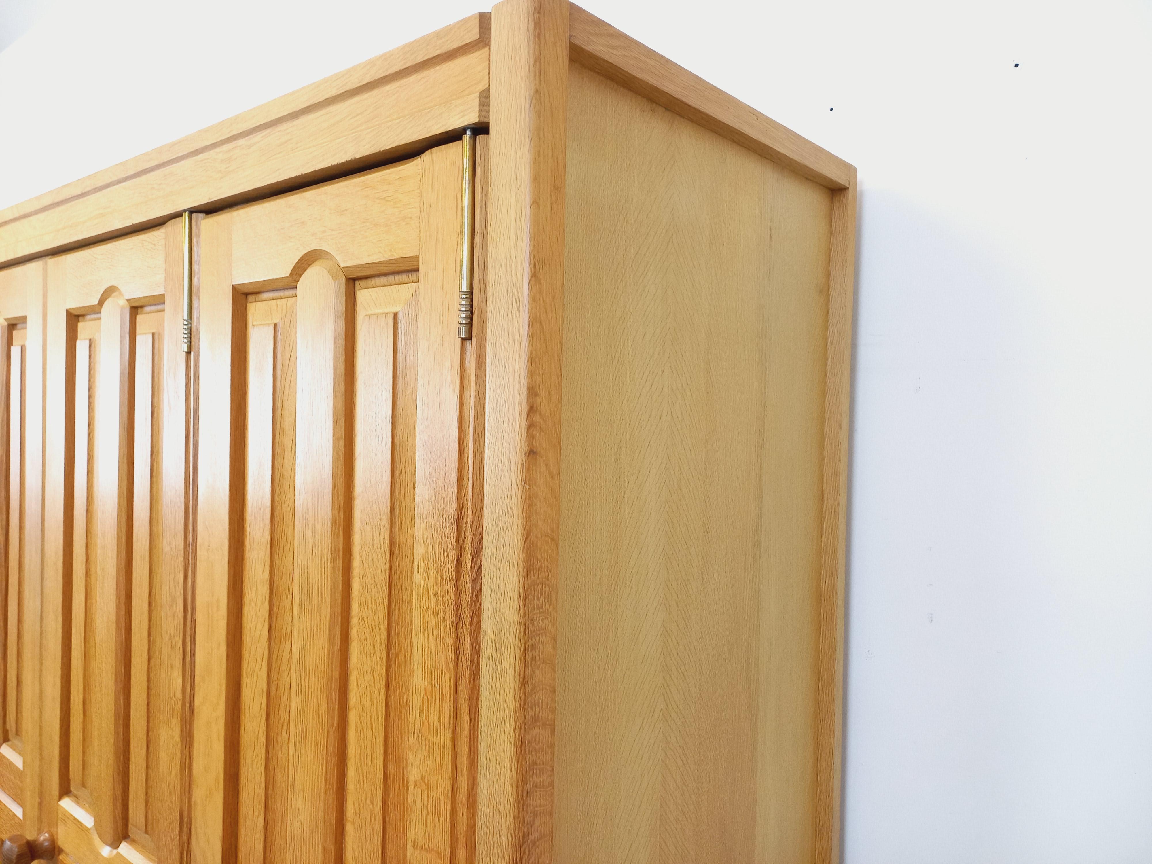 Armoire dressing vintage Guillerme et Chambron en chêne massif des années 60 in vendita 4