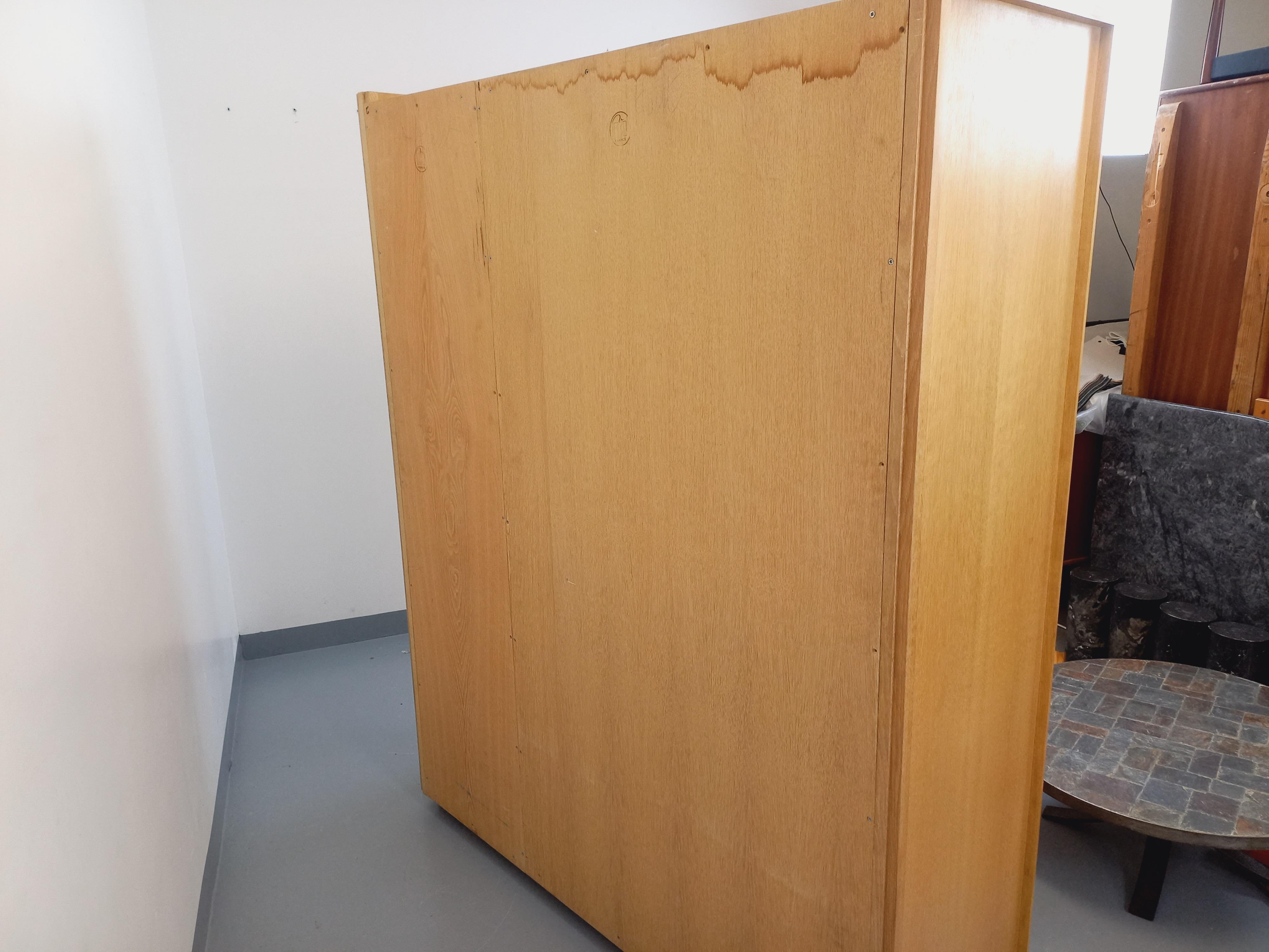 Armoire dressing vintage Guillerme et Chambron en chêne massif des années 60 in vendita 7