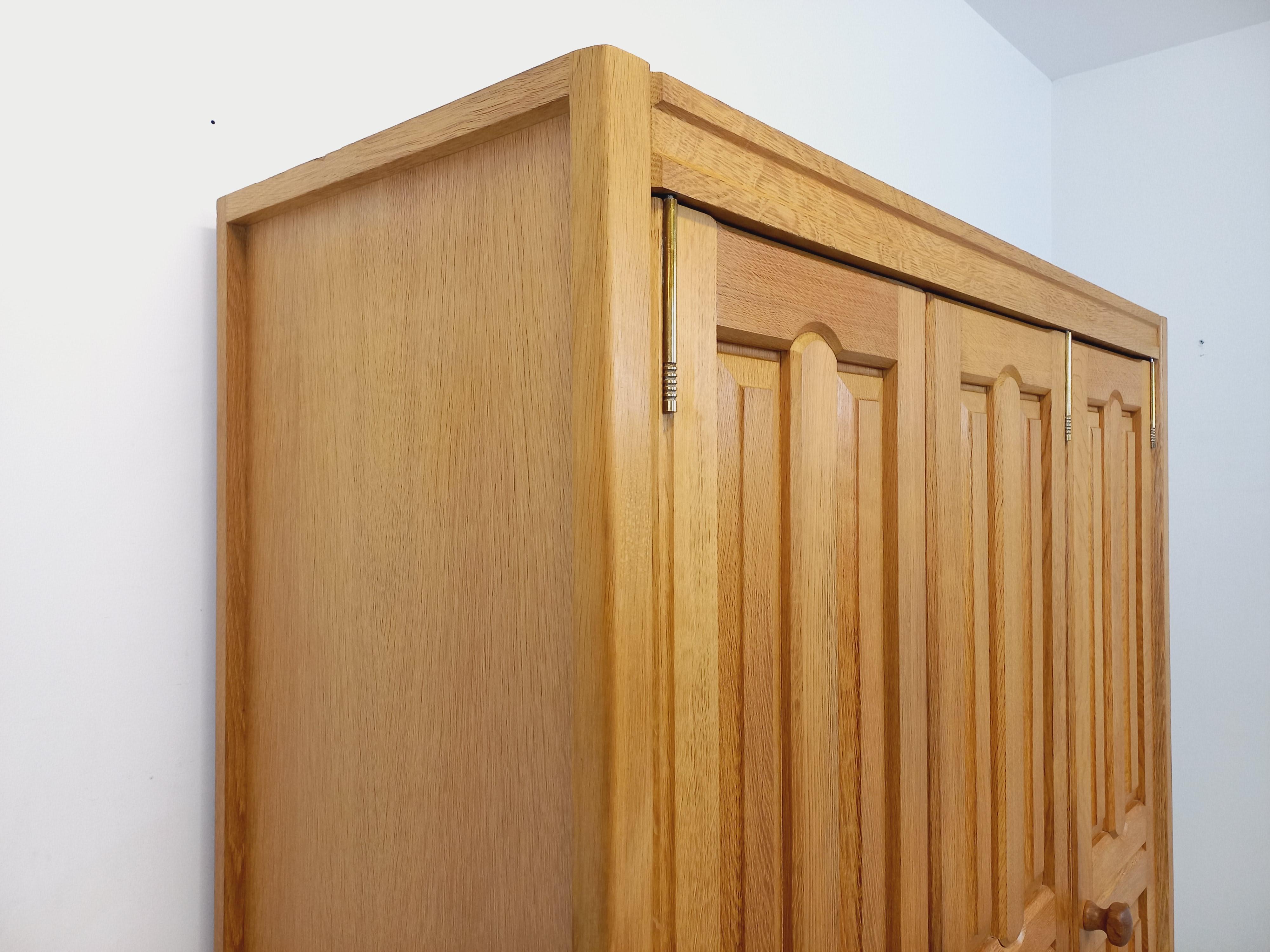 Mid-Century moderno Armoire dressing vintage Guillerme et Chambron en chêne massif des années 60 in vendita