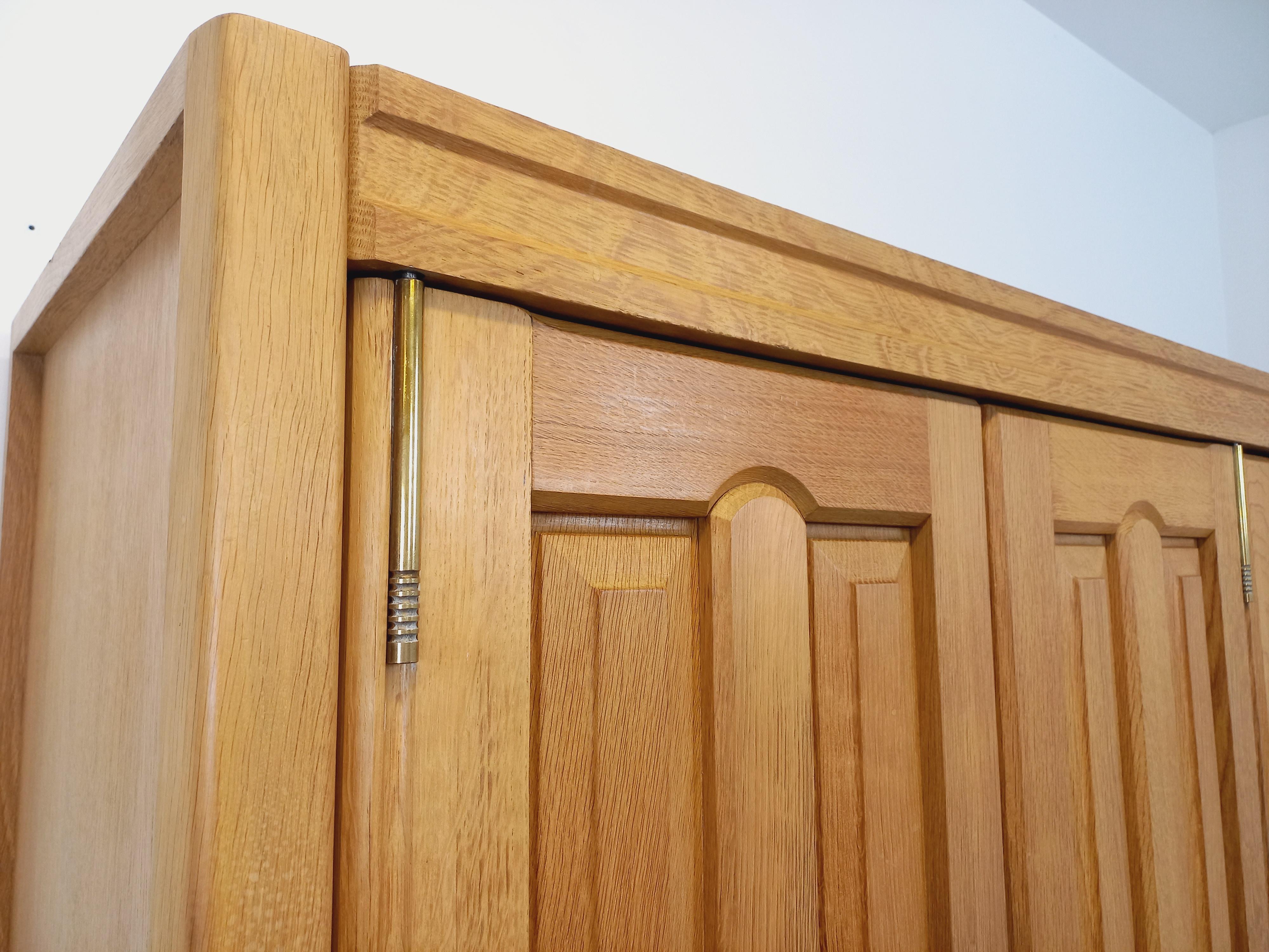 Francese Armoire dressing vintage Guillerme et Chambron en chêne massif des années 60 in vendita