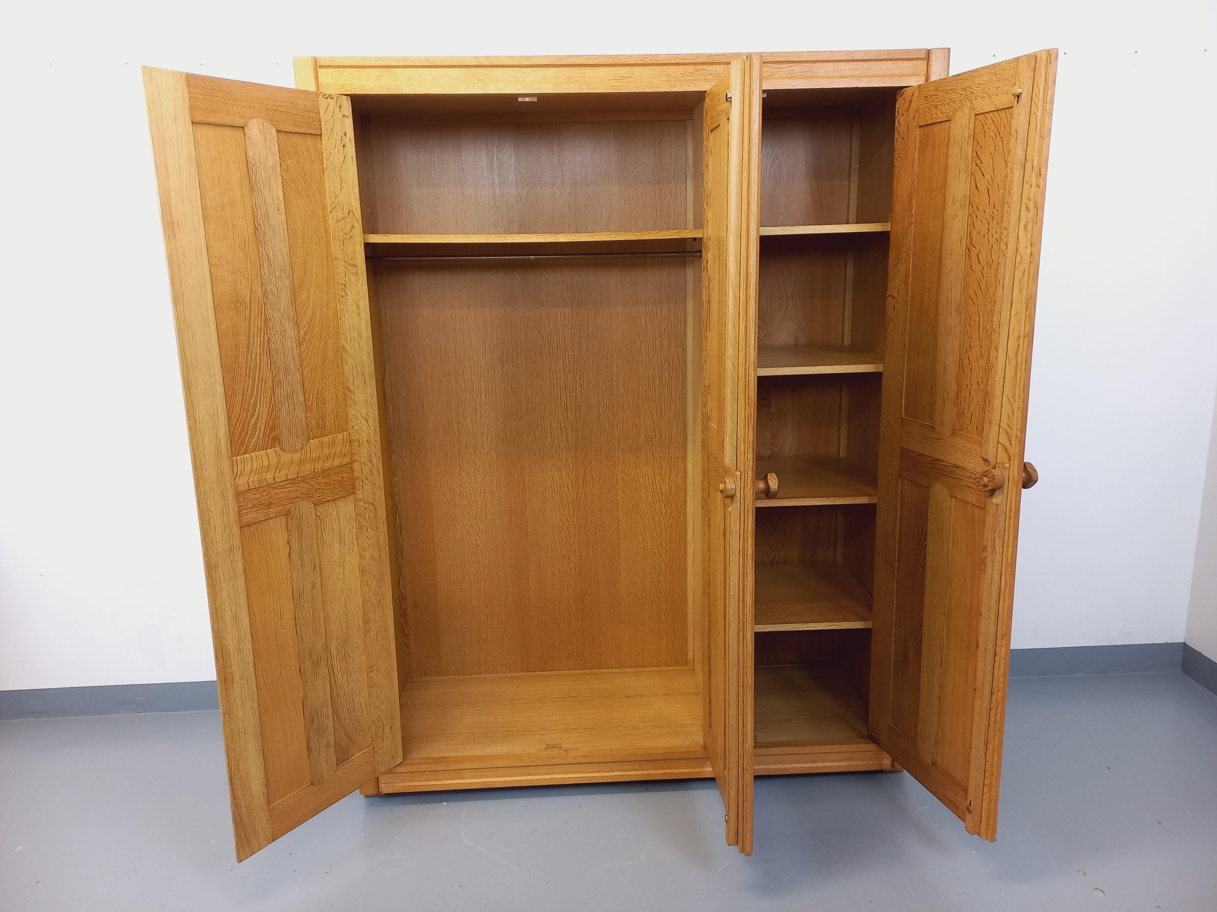 Legno Armoire dressing vintage Guillerme et Chambron en chêne massif des années 60 in vendita