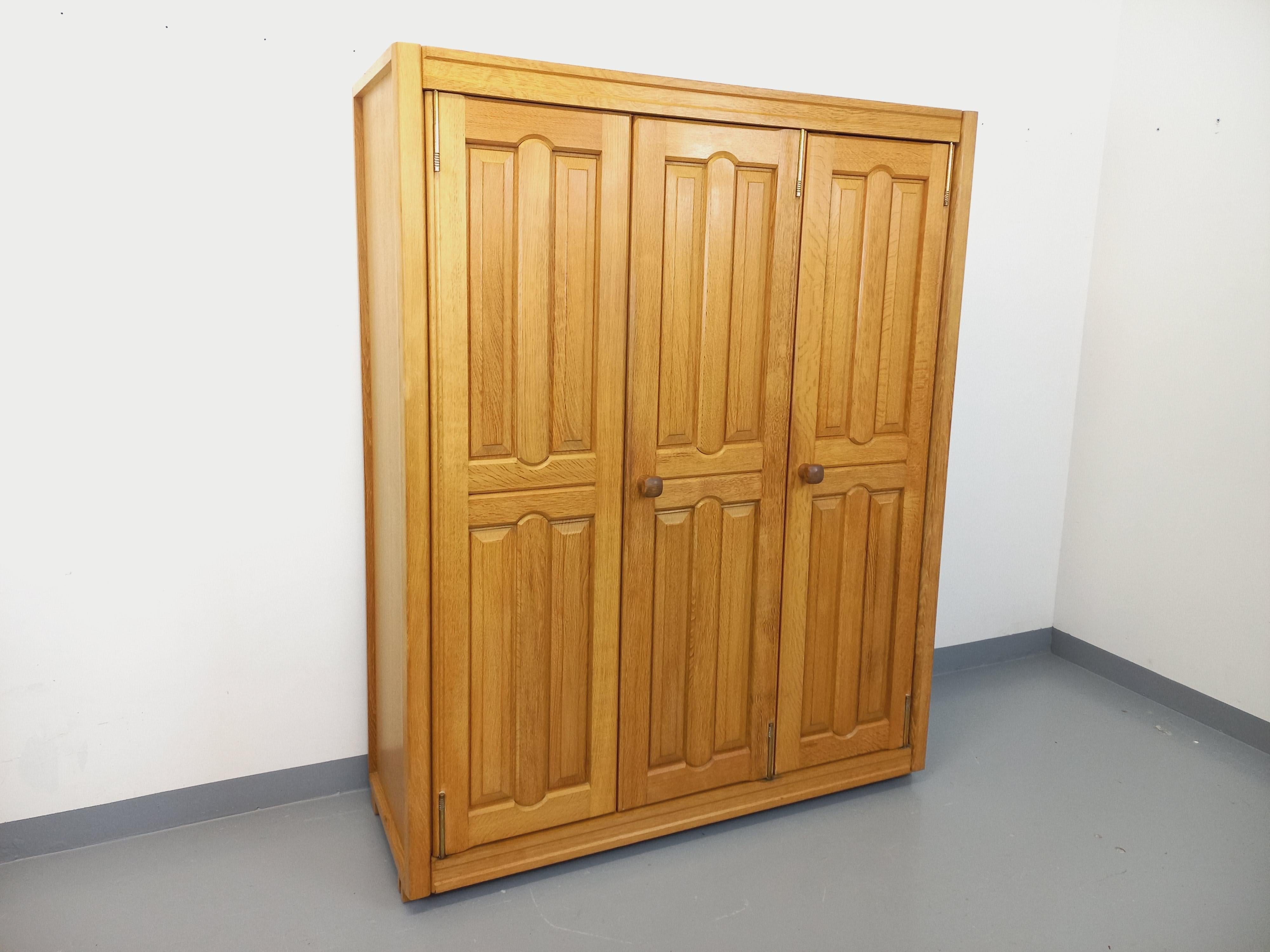 Armoire dressing vintage Guillerme et Chambron en chêne massif des années 60 in vendita 2