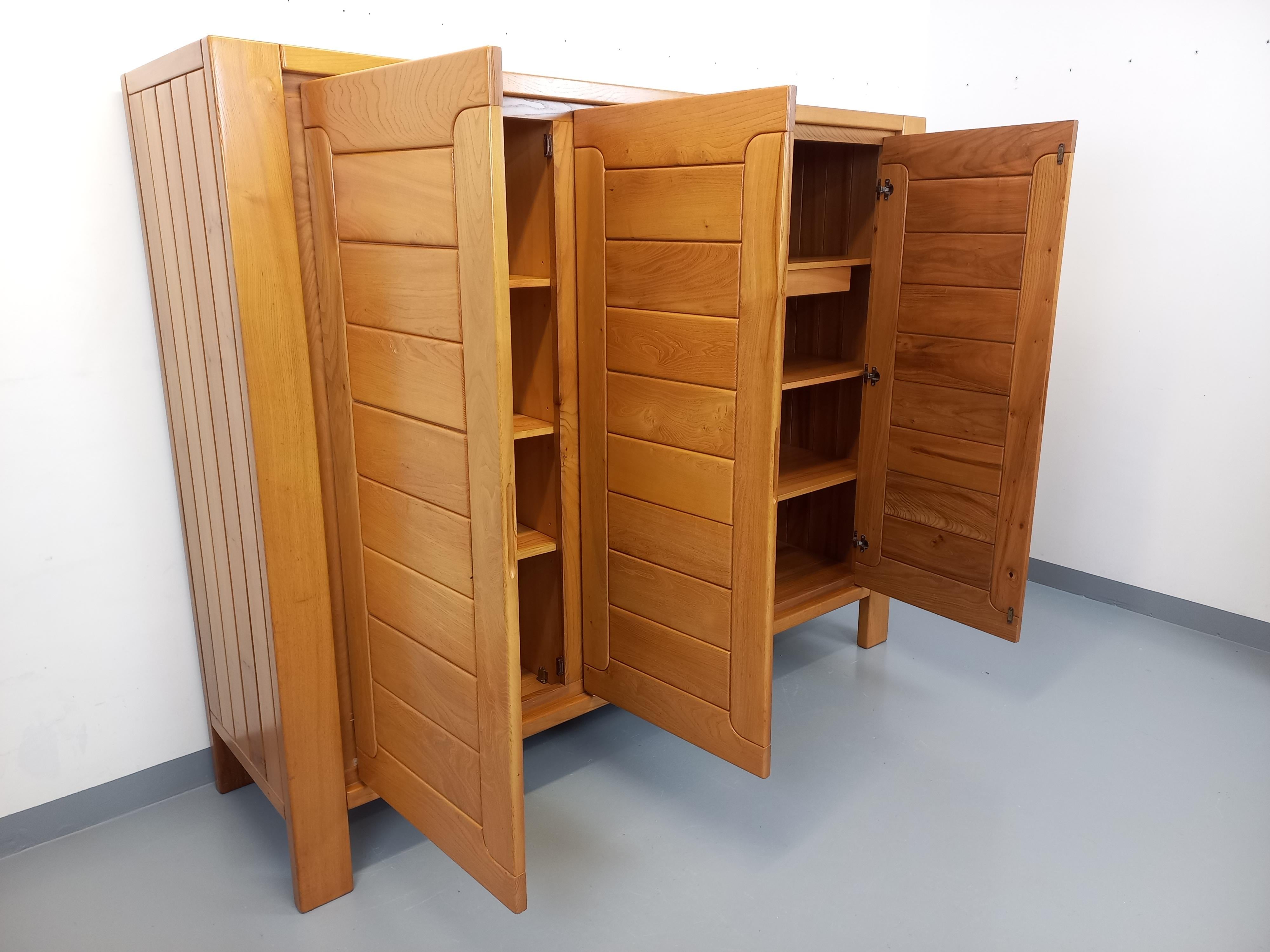 Kleiderschrank vintage Maison Regain en orme des années 70 80 im Angebot 3