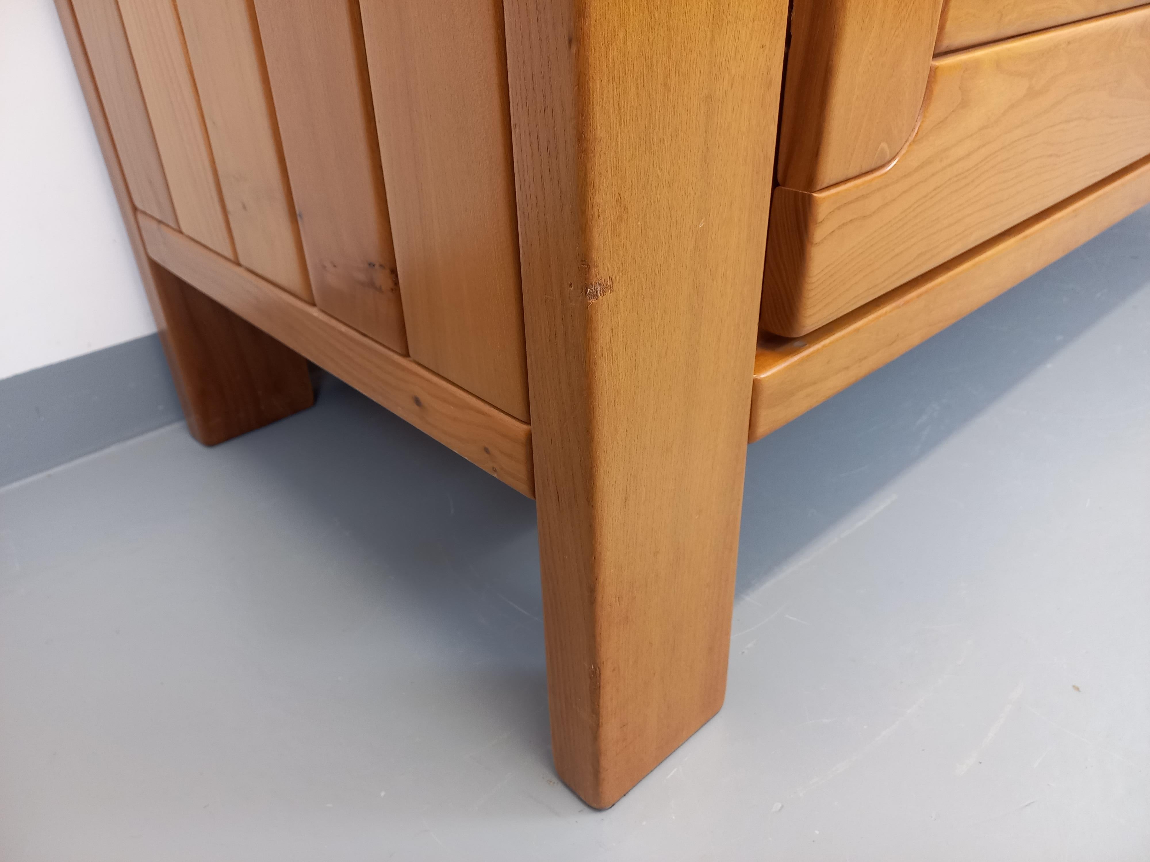 Kleiderschrank vintage Maison Regain en orme des années 70 80 im Angebot 6
