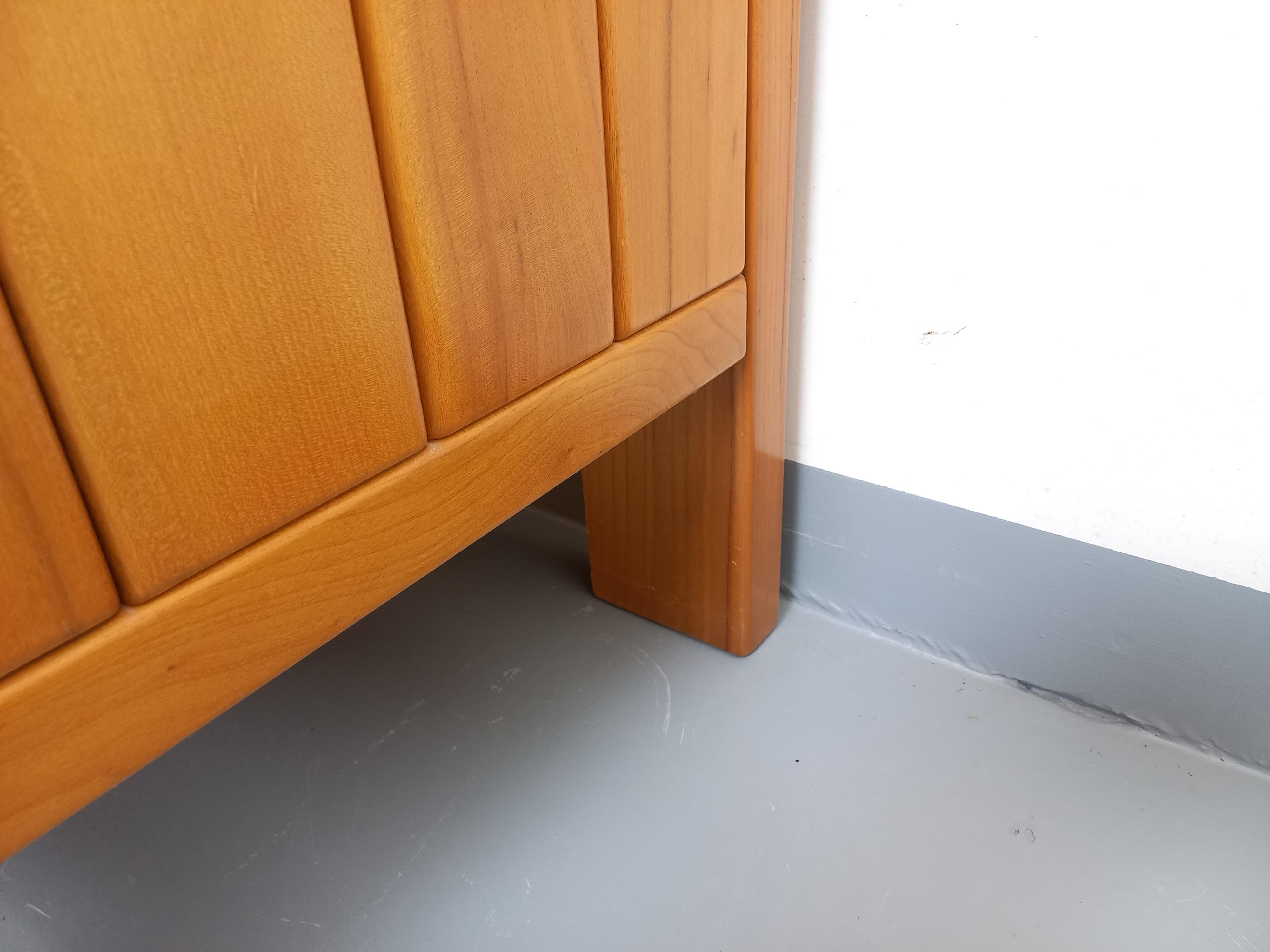 Kleiderschrank vintage Maison Regain en orme des années 70 80 im Angebot 9