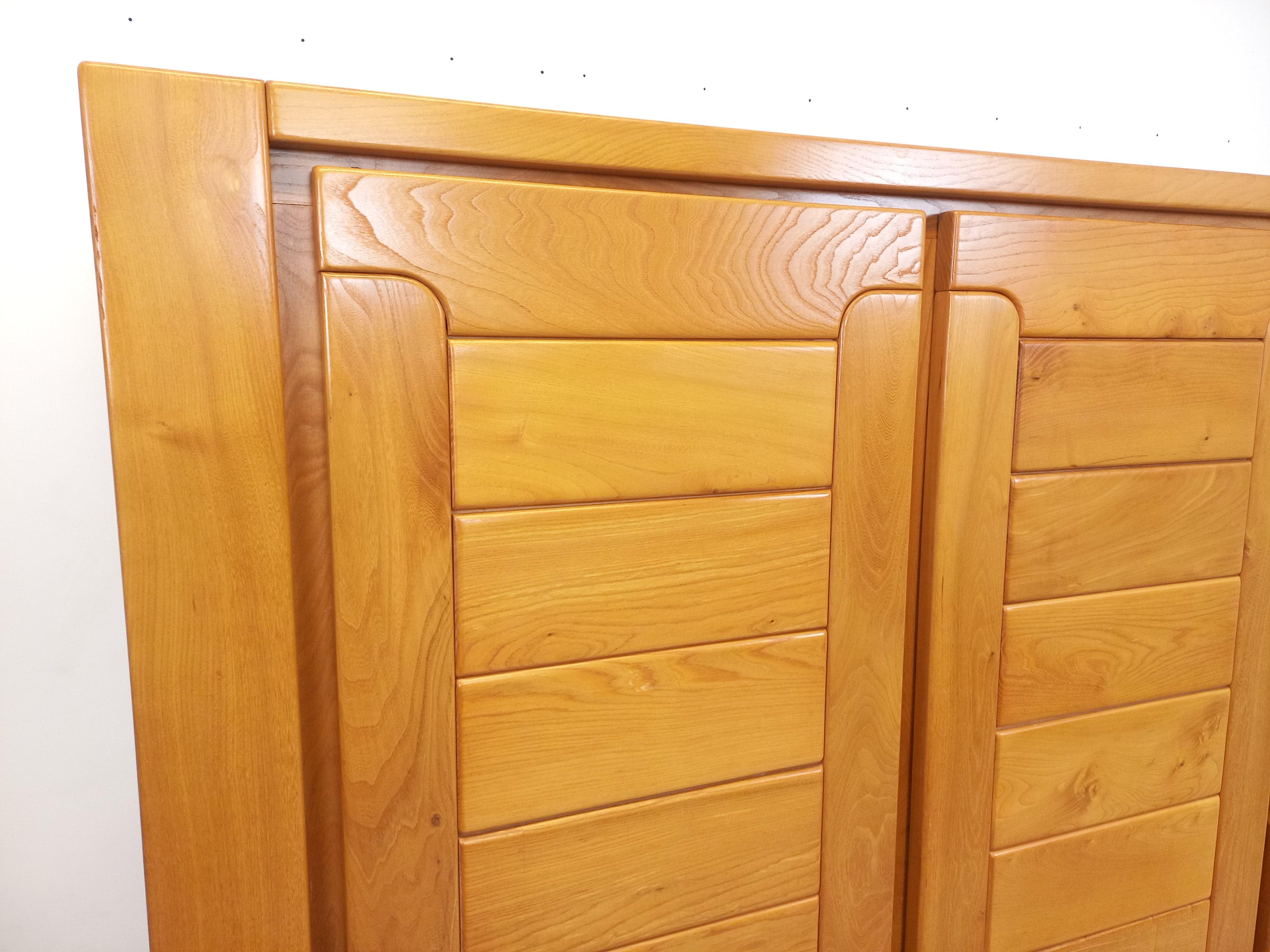 Kleiderschrank vintage Maison Regain en orme des années 70 80 im Angebot 10