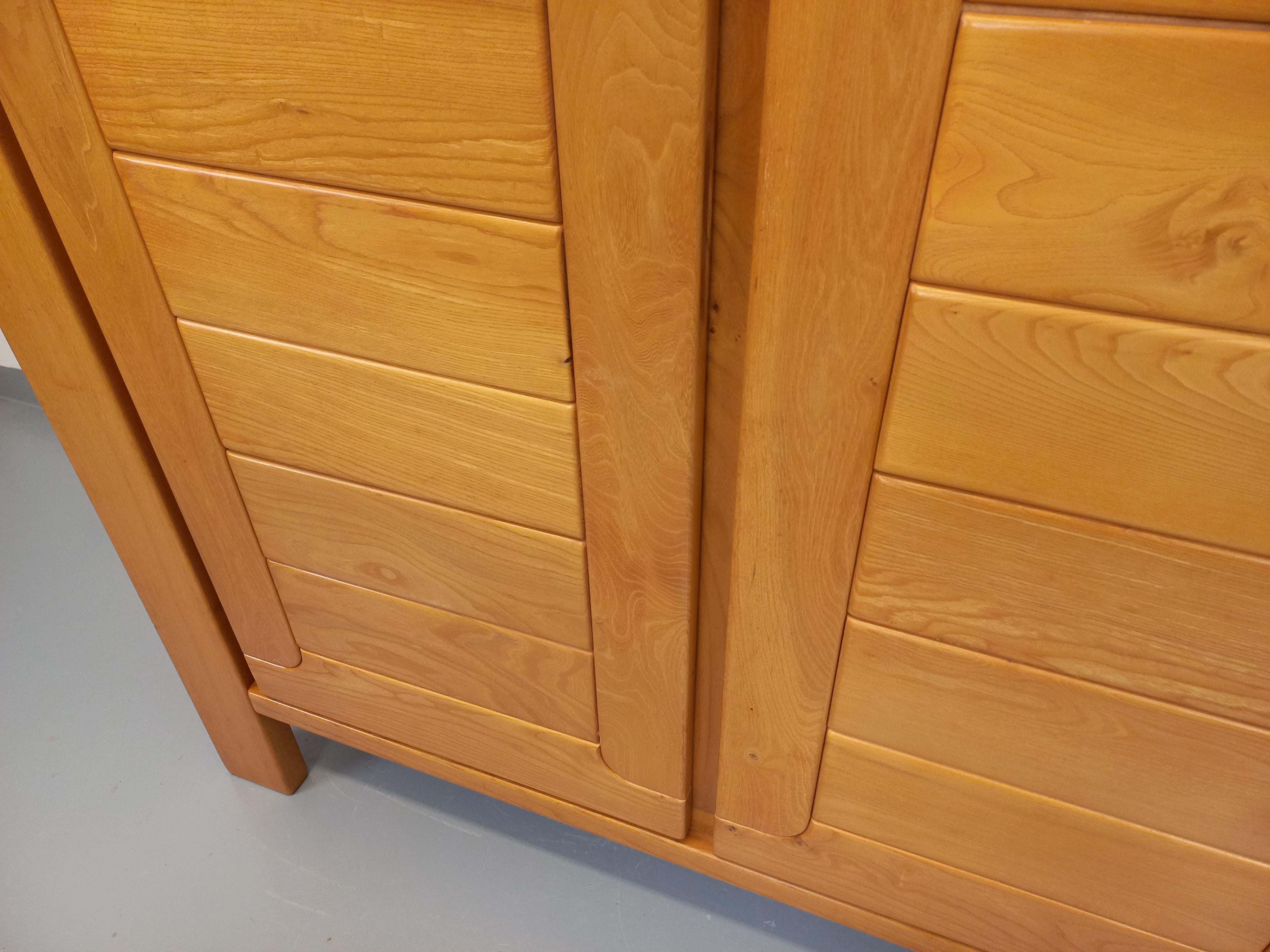 Kleiderschrank vintage Maison Regain en orme des années 70 80 im Angebot 11