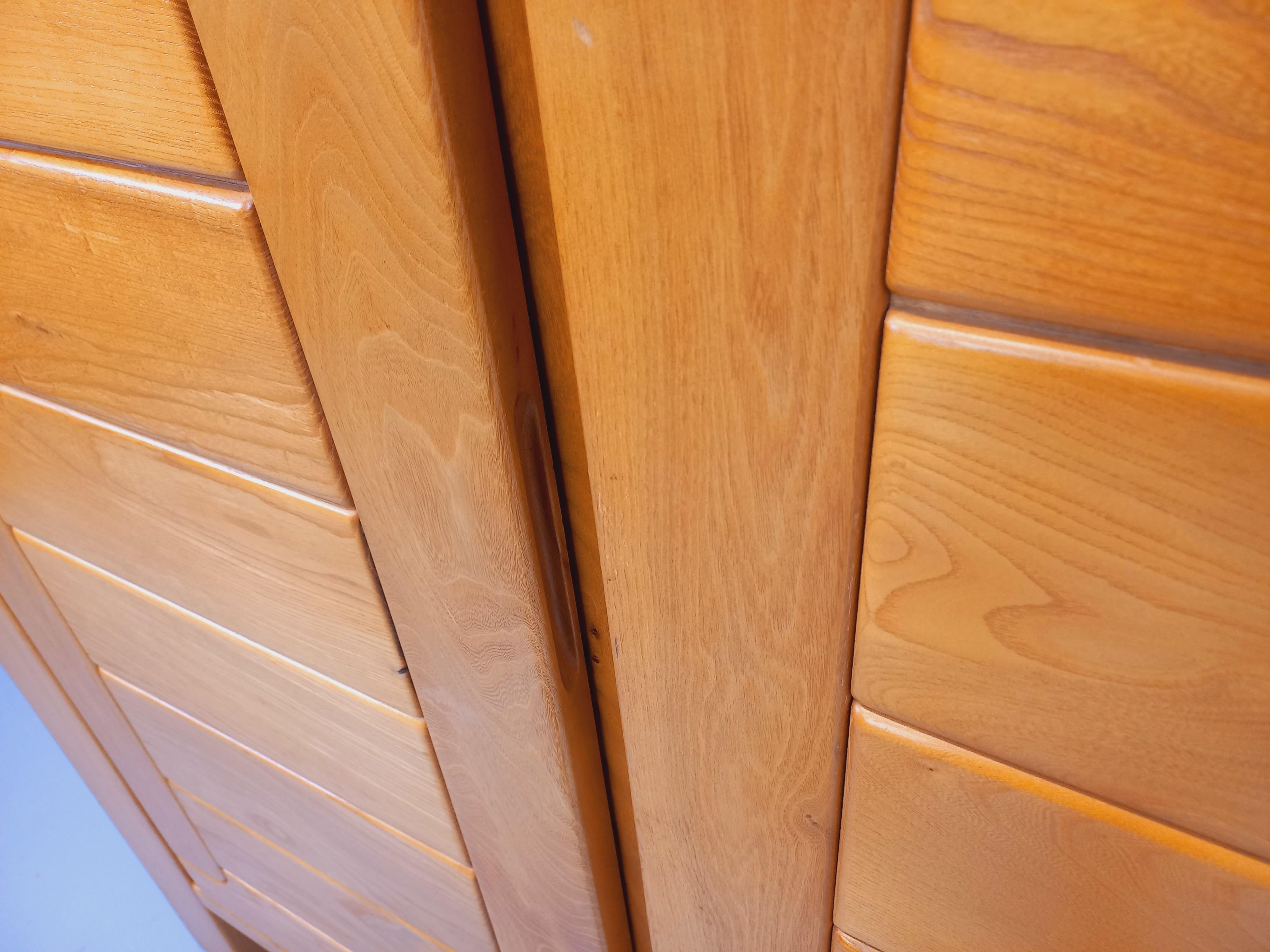 Kleiderschrank vintage Maison Regain en orme des années 70 80 im Angebot 12
