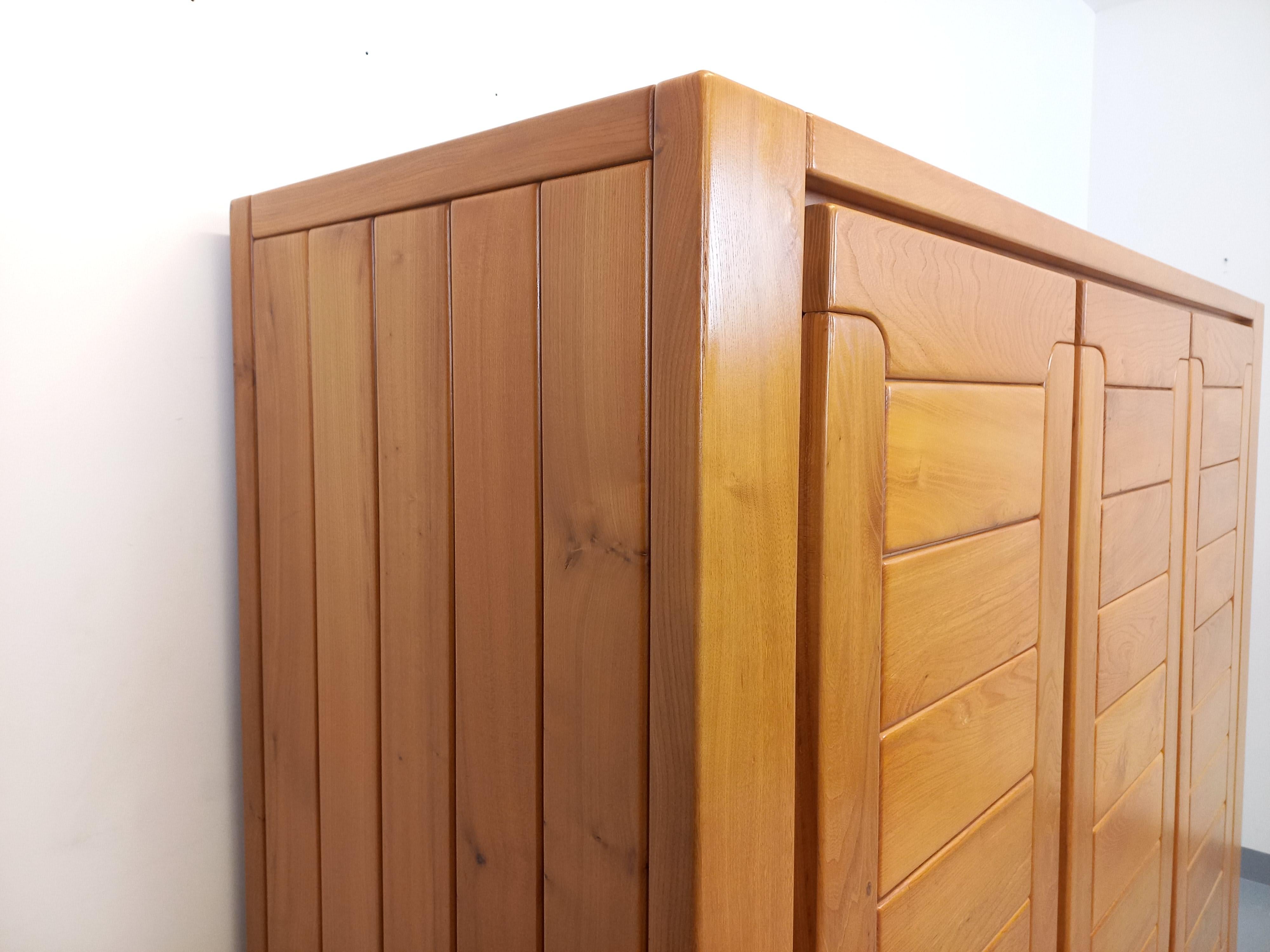 Kleiderschrank vintage Maison Regain en orme des années 70 80 (Moderne der Mitte des Jahrhunderts) im Angebot