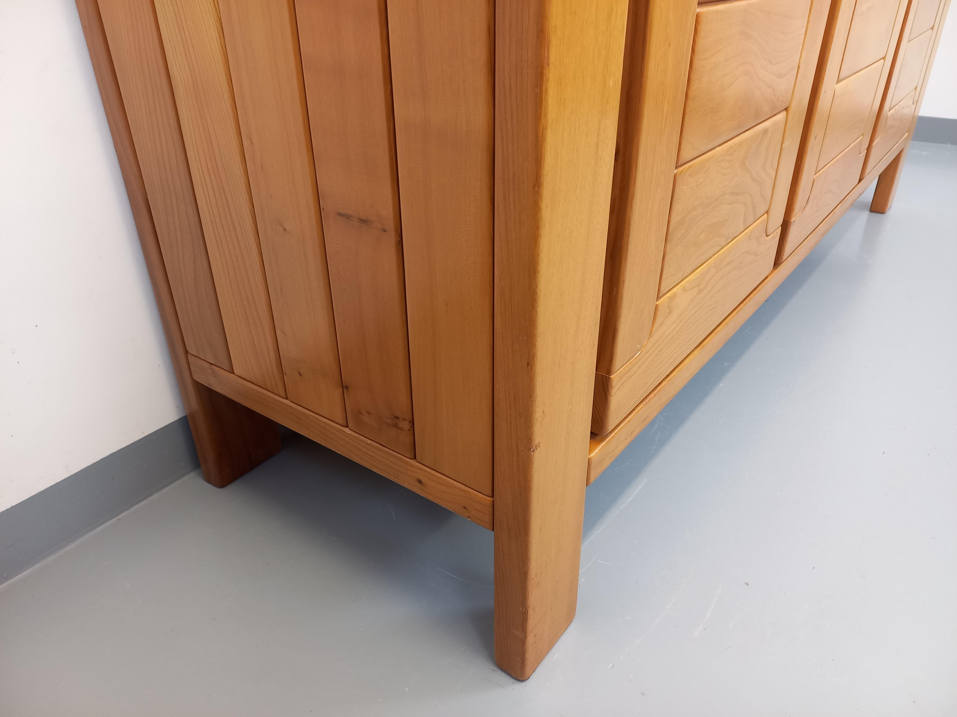 Kleiderschrank vintage Maison Regain en orme des années 70 80 (Französisch) im Angebot