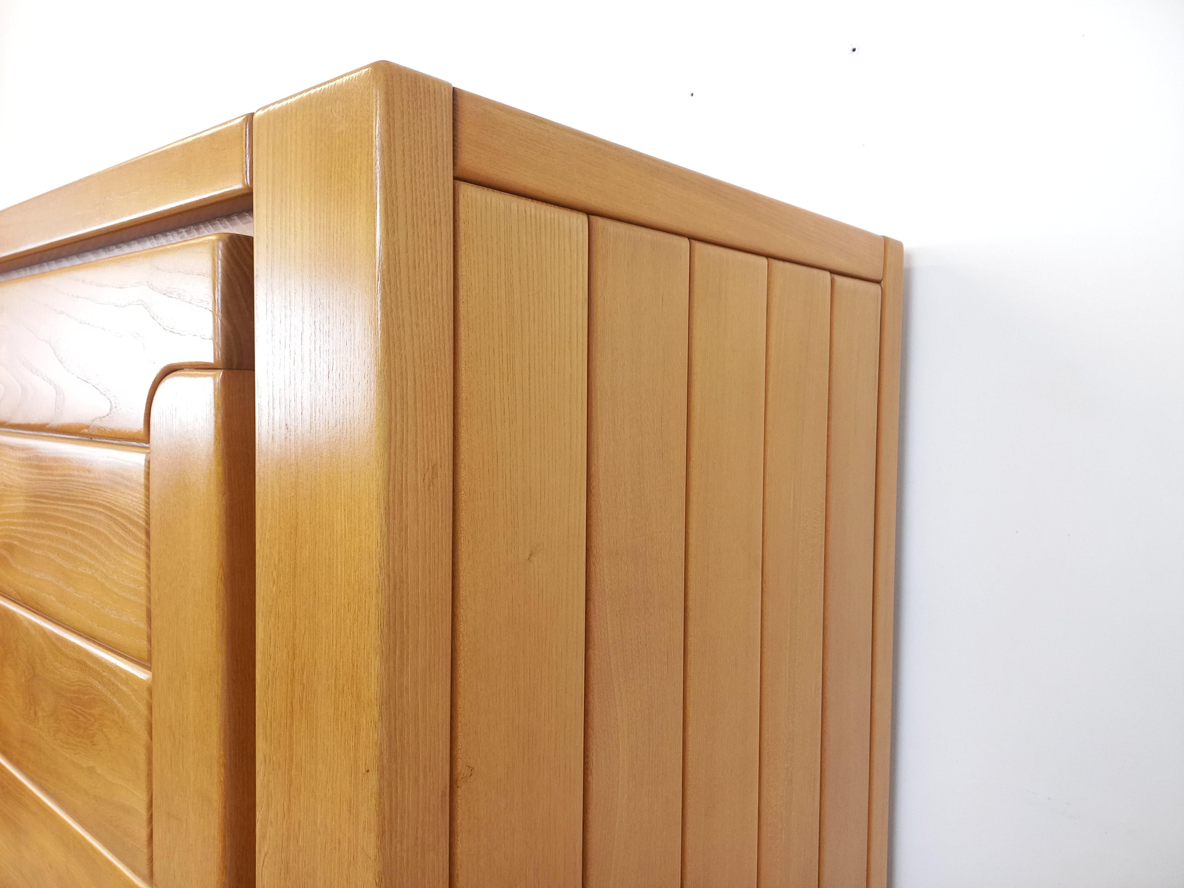 Kleiderschrank vintage Maison Regain en orme des années 70 80 im Zustand „Gut“ im Angebot in BESANÇON, FR