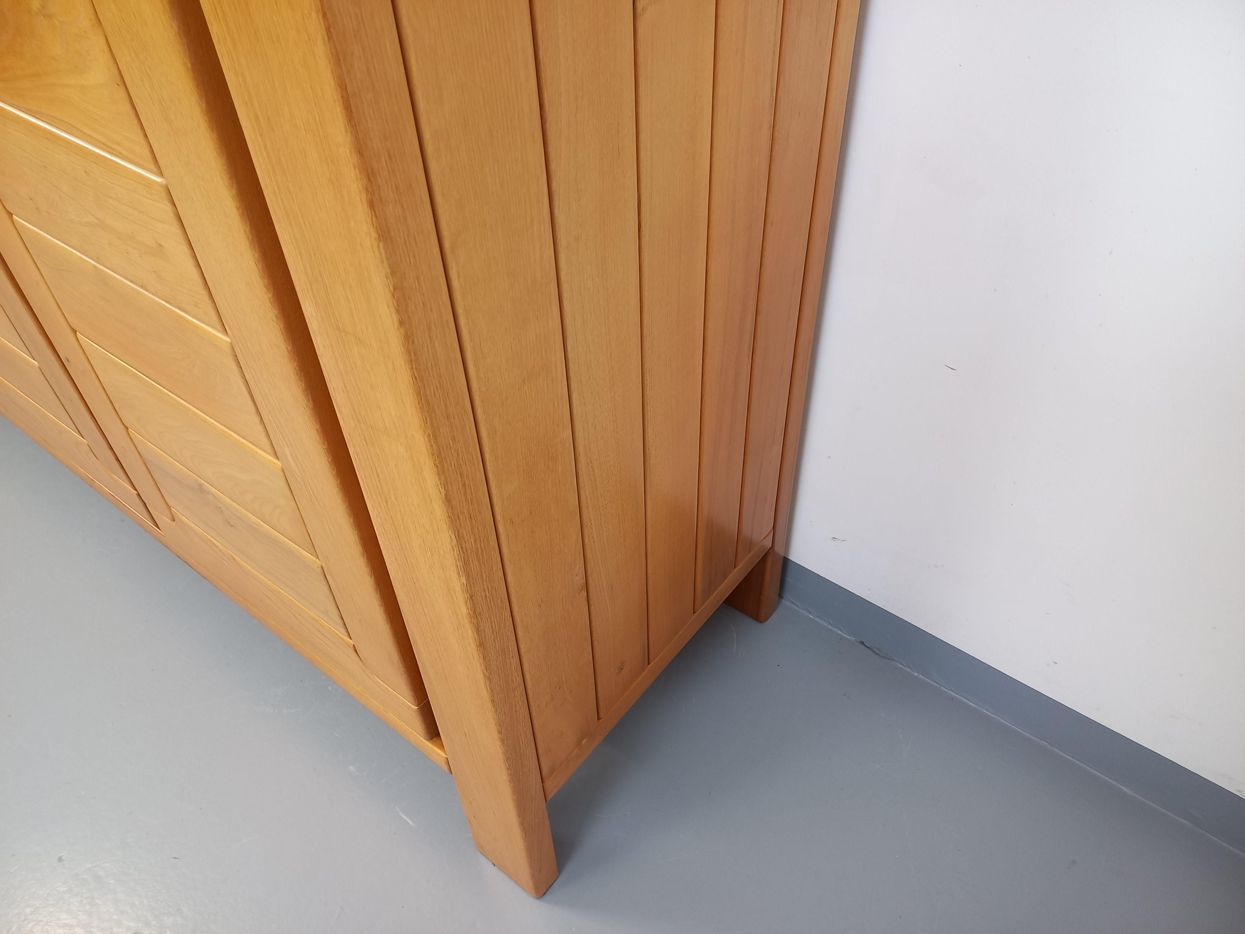 Kleiderschrank vintage Maison Regain en orme des années 70 80 (Ende des 20. Jahrhunderts) im Angebot