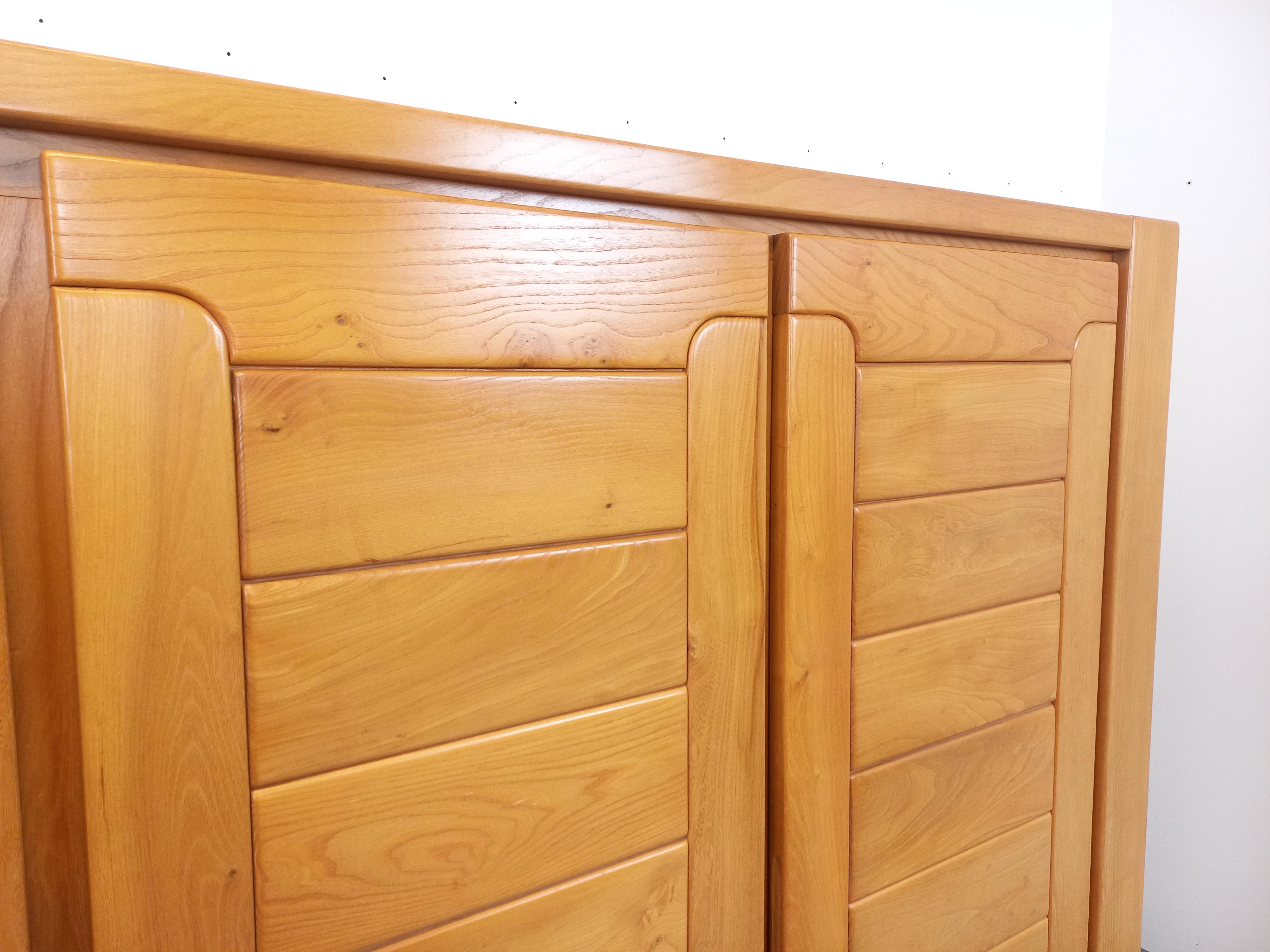 Kleiderschrank vintage Maison Regain en orme des années 70 80 (Ulmenholz) im Angebot
