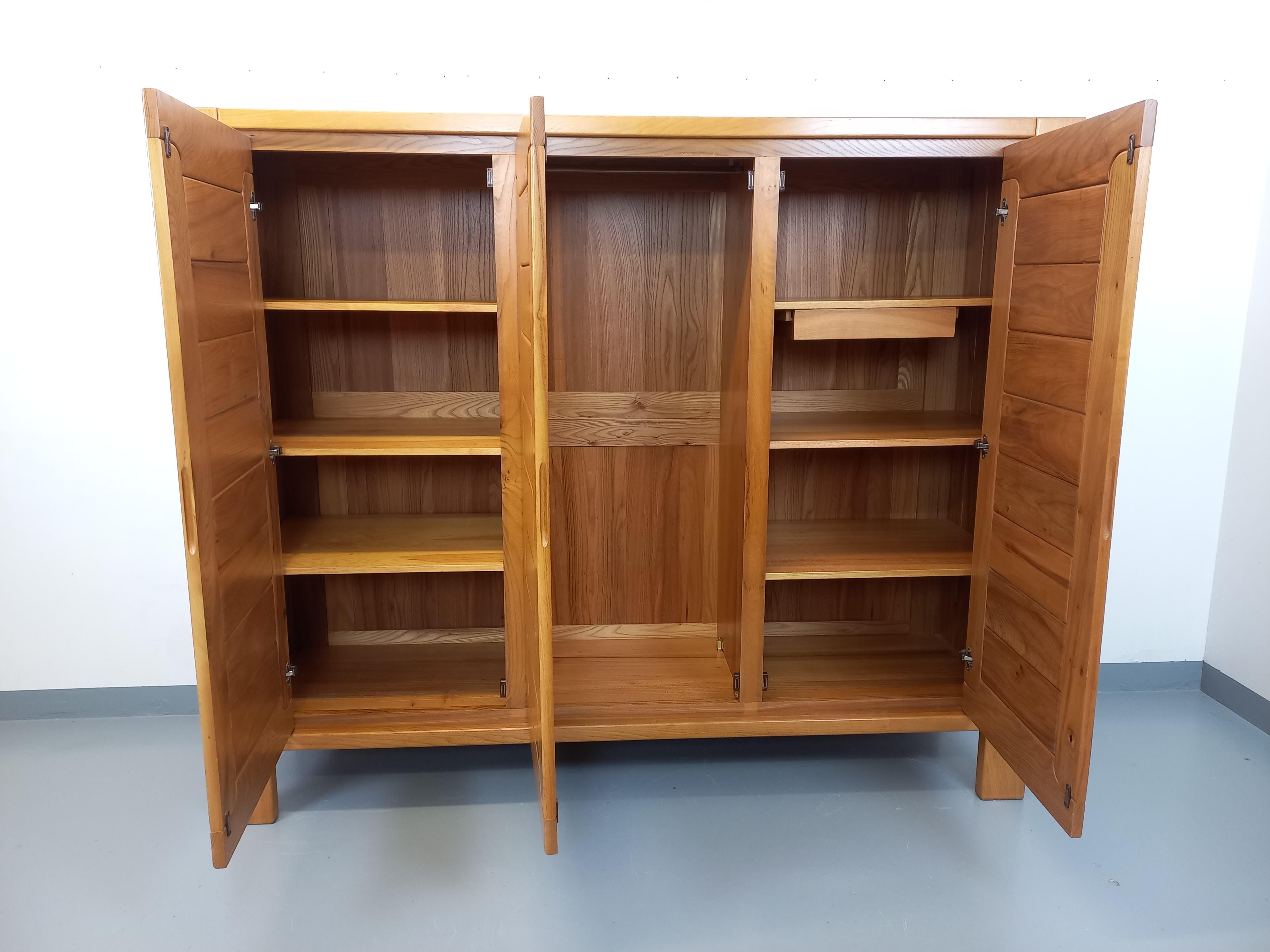 Kleiderschrank vintage Maison Regain en orme des années 70 80 im Angebot 2
