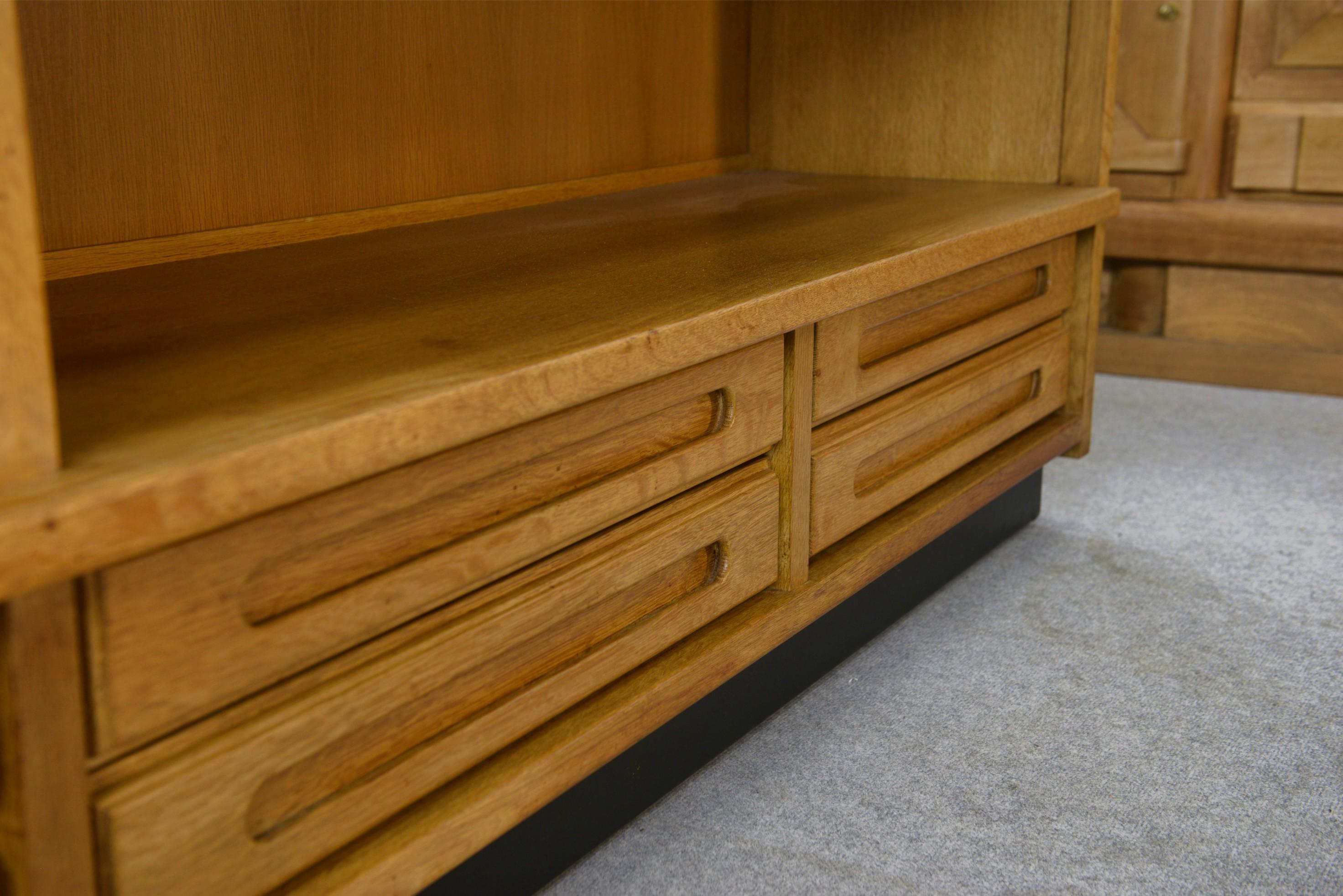 Armoire en chêne massif par Guillerme et Chambron et céramique par Danikowski en venta 3