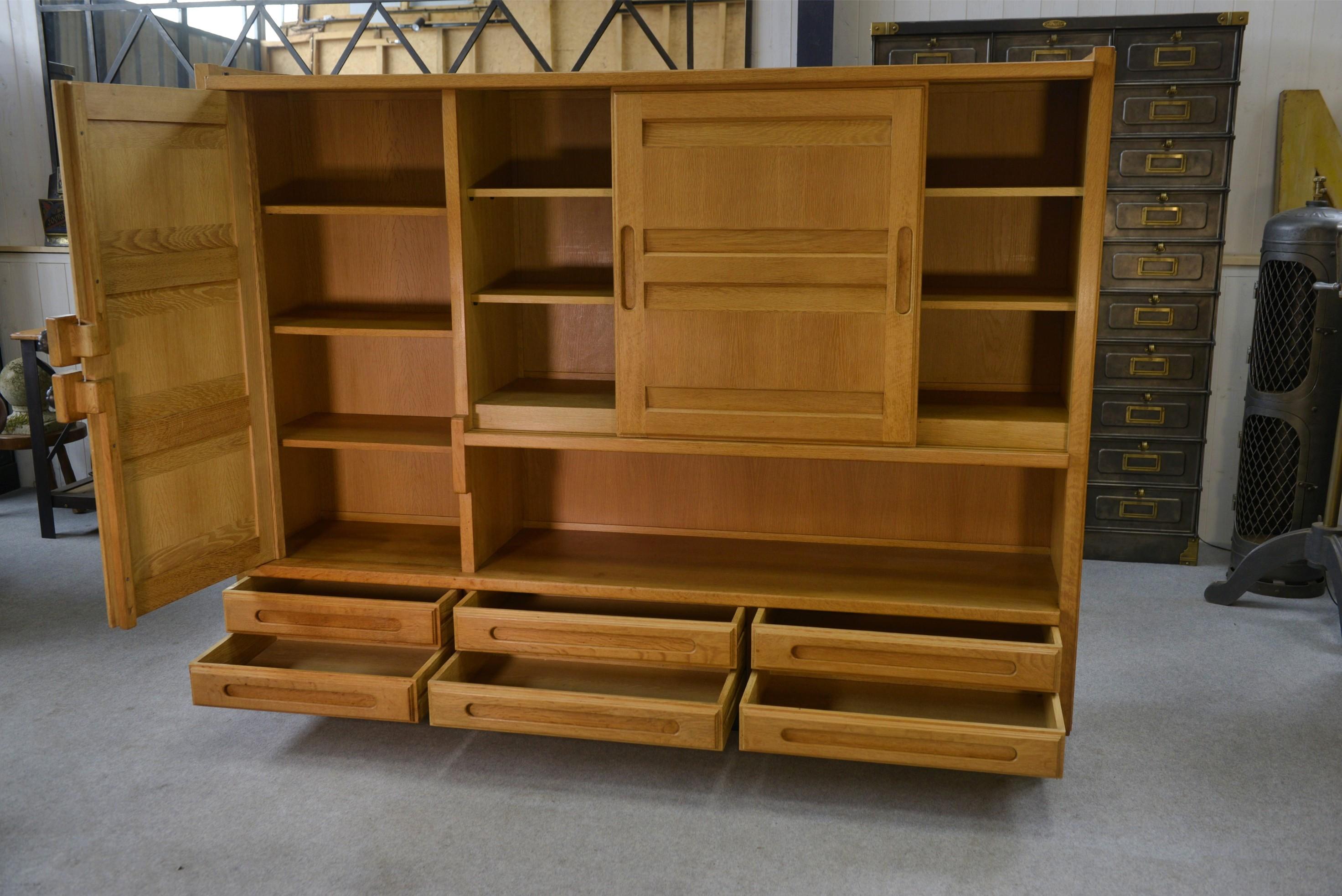 Armoire en chêne massif par Guillerme et Chambron et céramique par Danikowski en venta 4