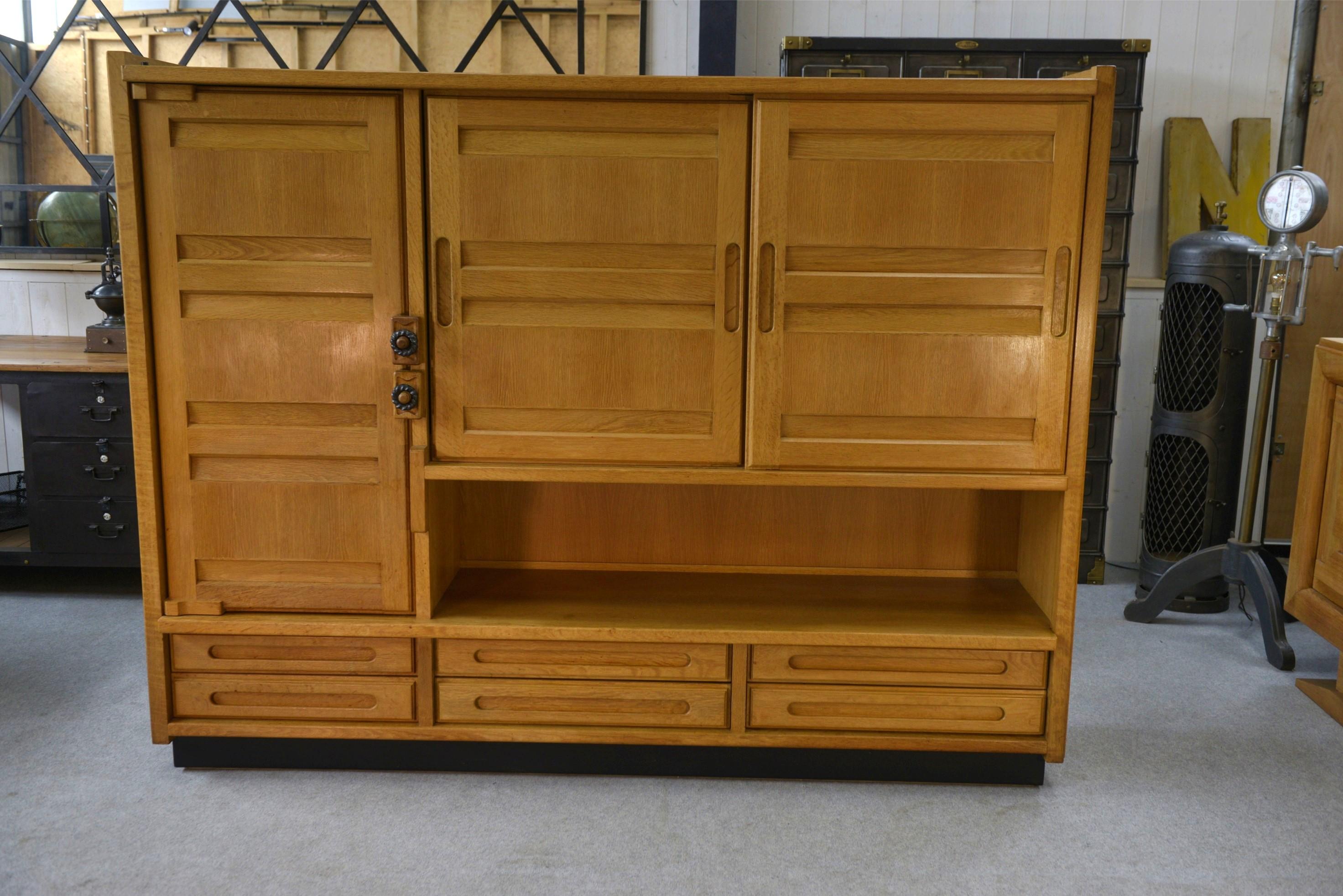 Armoire en chêne massif par Guillerme et Chambron et céramique par Danikowski en venta 6