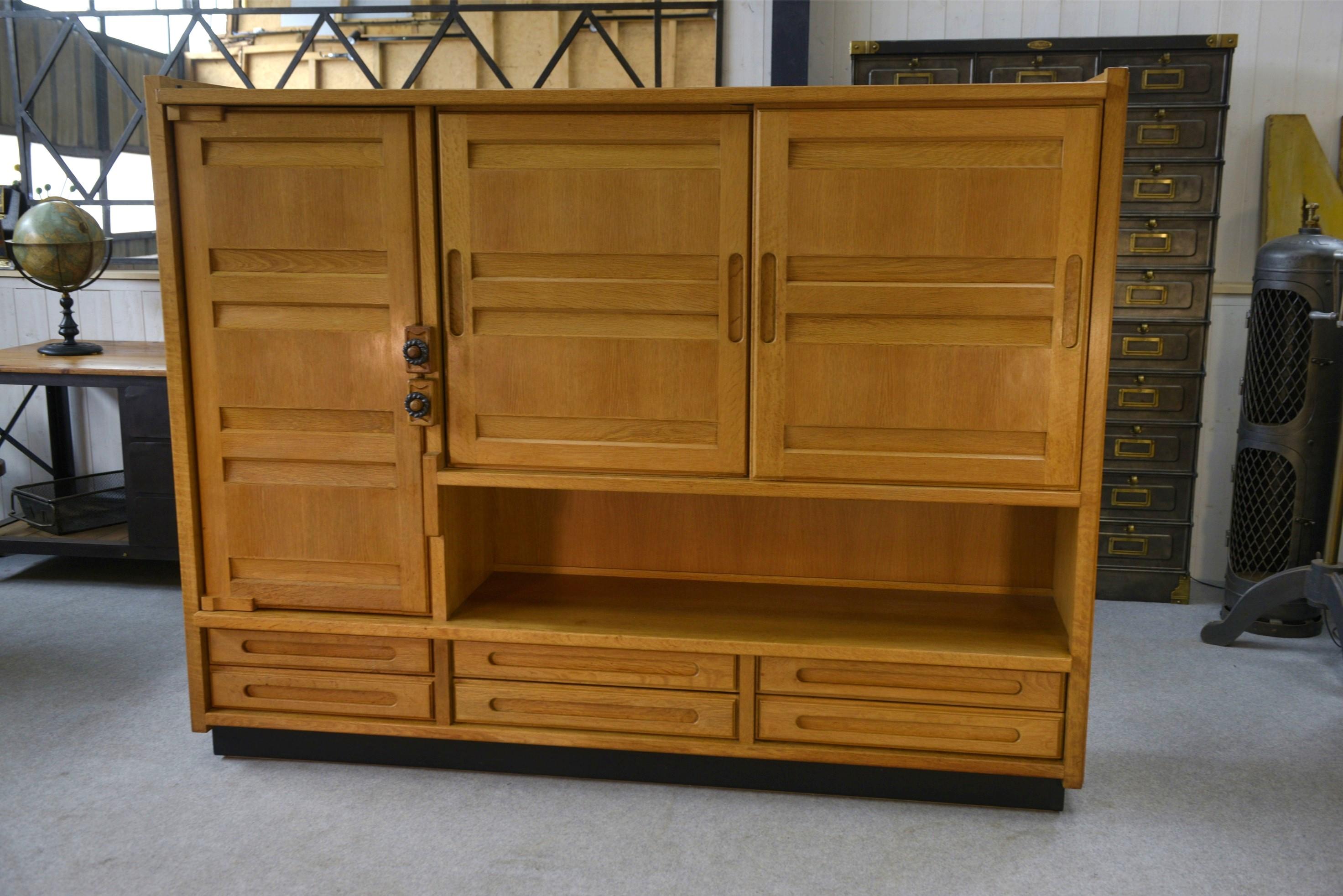 Armoire en chêne massif par Guillerme et Chambron et céramique par Danikowski Años 50

Robert Guillerme (1913-1990) y Jacques Chambron (1914-2001) son dos diseñadores franceses emblemáticos del diseño de los años 1950 a 1970. Diplomados