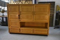 Armoire en chêne massif par Guillerme et Chambron et céramique par Danikowski