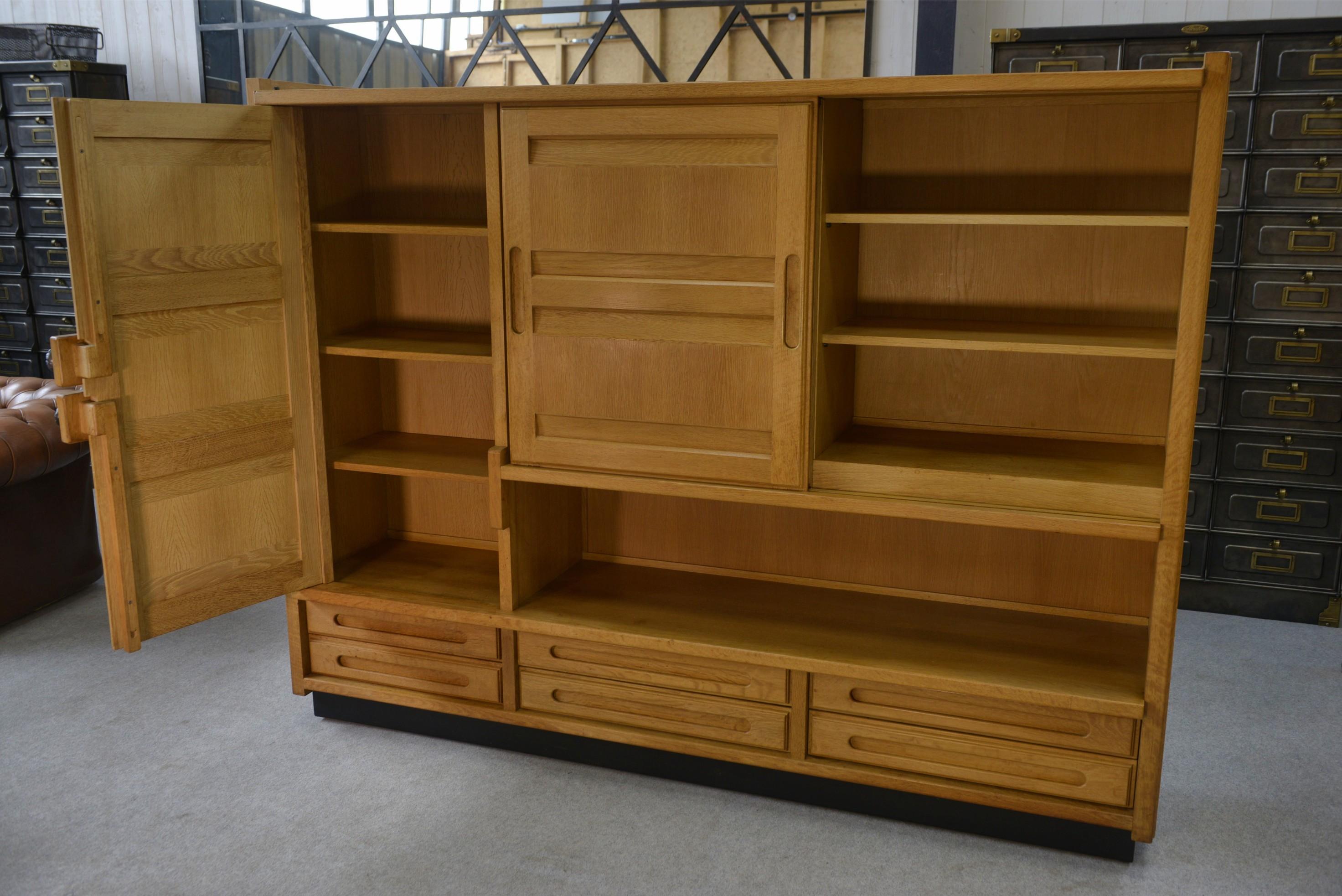 Armoire en chêne massif par Guillerme et Chambron et céramique par Danikowski Brutalista en venta