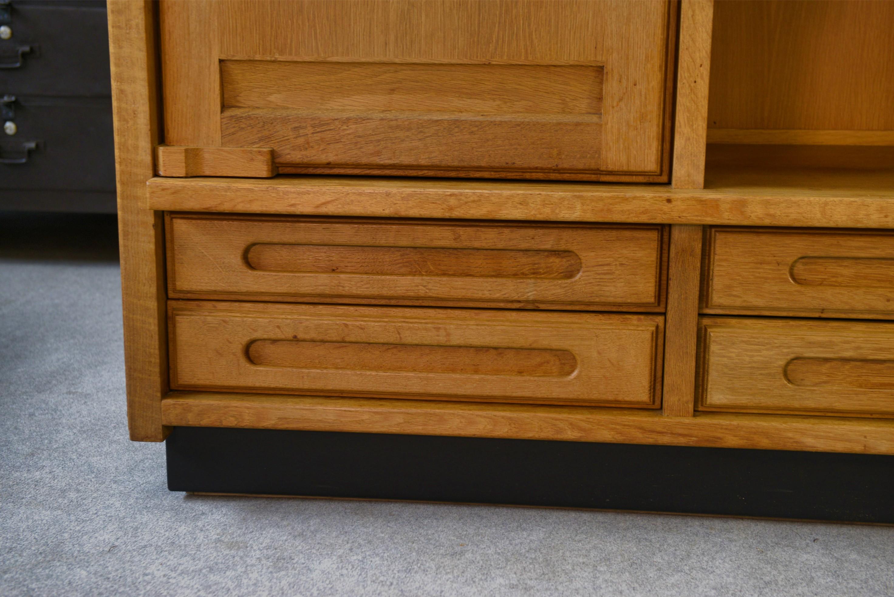 Armoire en chêne massif par Guillerme et Chambron et céramique par Danikowski en Bueno estado para la venta en TOURCOING, FR