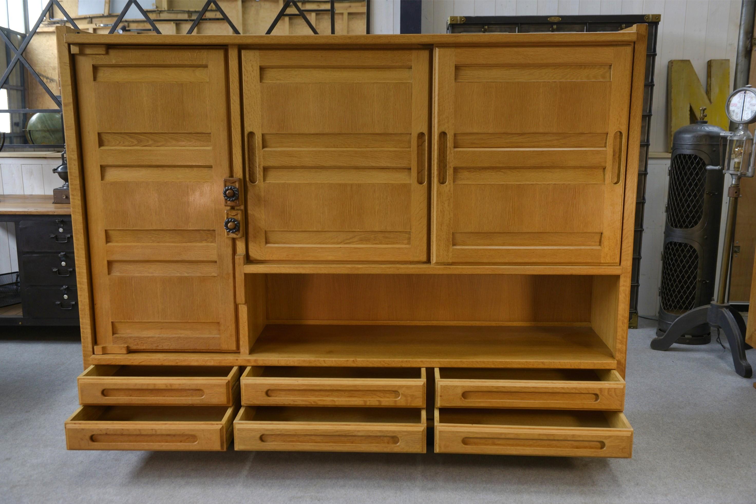 Armoire en chêne massif par Guillerme et Chambron et céramique par Danikowski mediados del siglo XX en venta