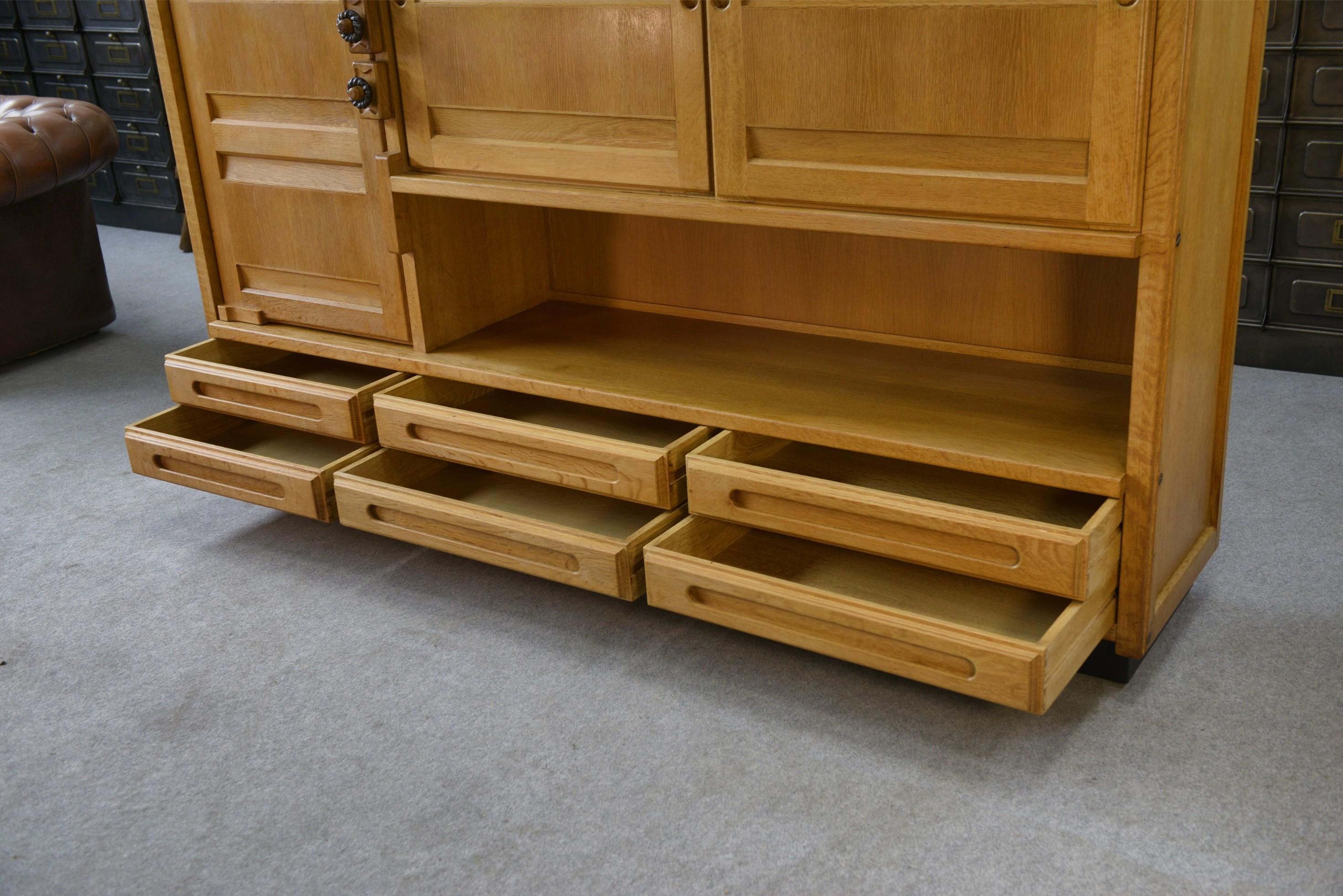 Armoire en chêne massif par Guillerme et Chambron et céramique par Danikowski Roble en venta