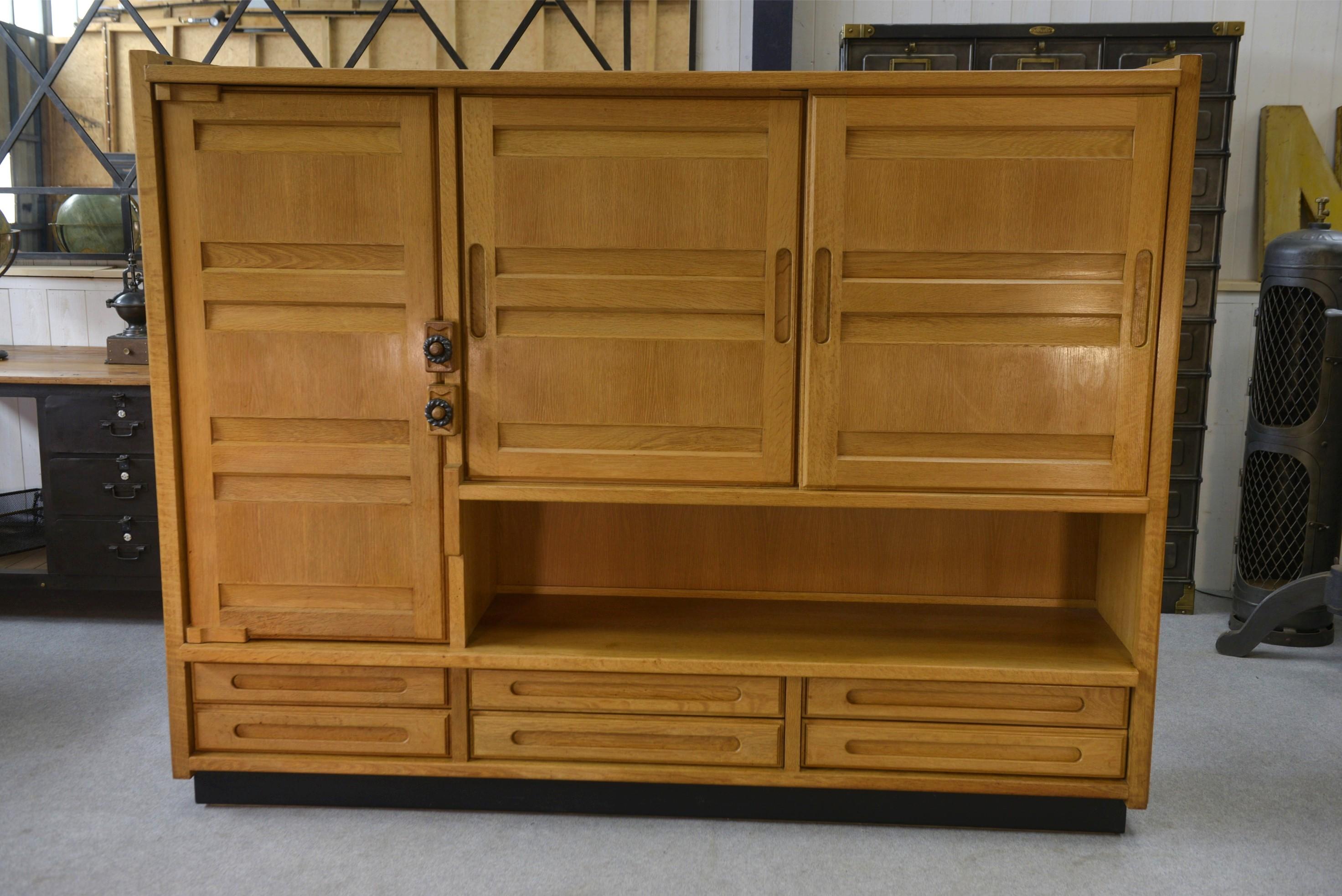 Armoire en chêne massif par Guillerme et Chambron et céramique par Danikowski en venta 1