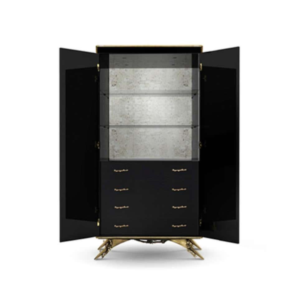 Armoire
Misure: Altezza 78,75 pollici (200 cm)
Larghezza 41,34 pollici (105 cm)
Profondità 60 cm (23,63 pollici)
Foglia d'oro, lacca, ottone, specchio
Tempo di produzione stimato: 13-14 settimane.

C'è un senso di rivelazione e occultamento  Prende