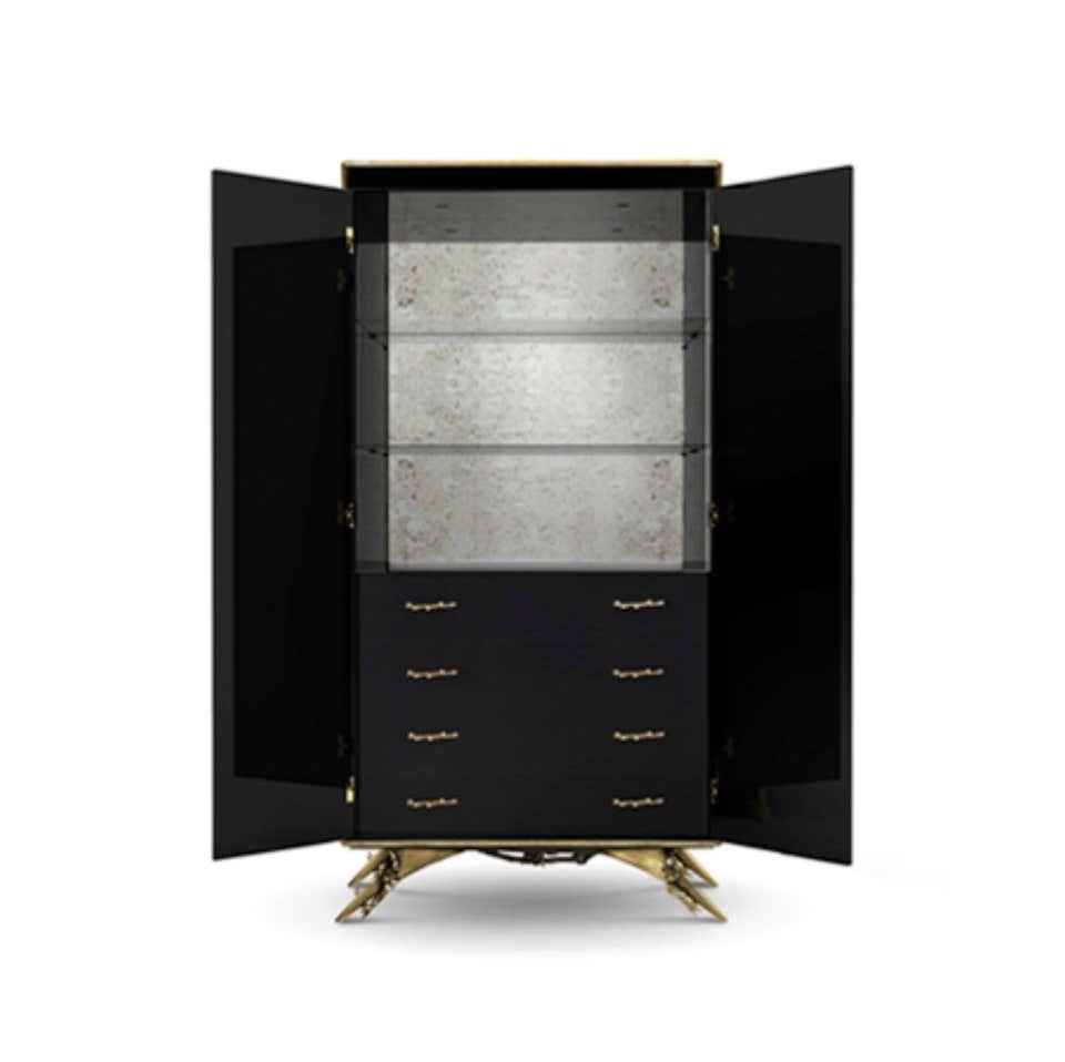 Kleiderschrank
Maße: Höhe 78,75 Zoll (200 cm)
Breite 105 cm (41.34 in.)
Tiefe: 60 cm (23,63 Zoll)
Blattgold, Lack, Messing, Spiegel
Geschätzte Produktionszeit: 13-14 Wochen.

Es gibt ein Gefühl des Enthüllens und Verbergens  nimmt einen schönen