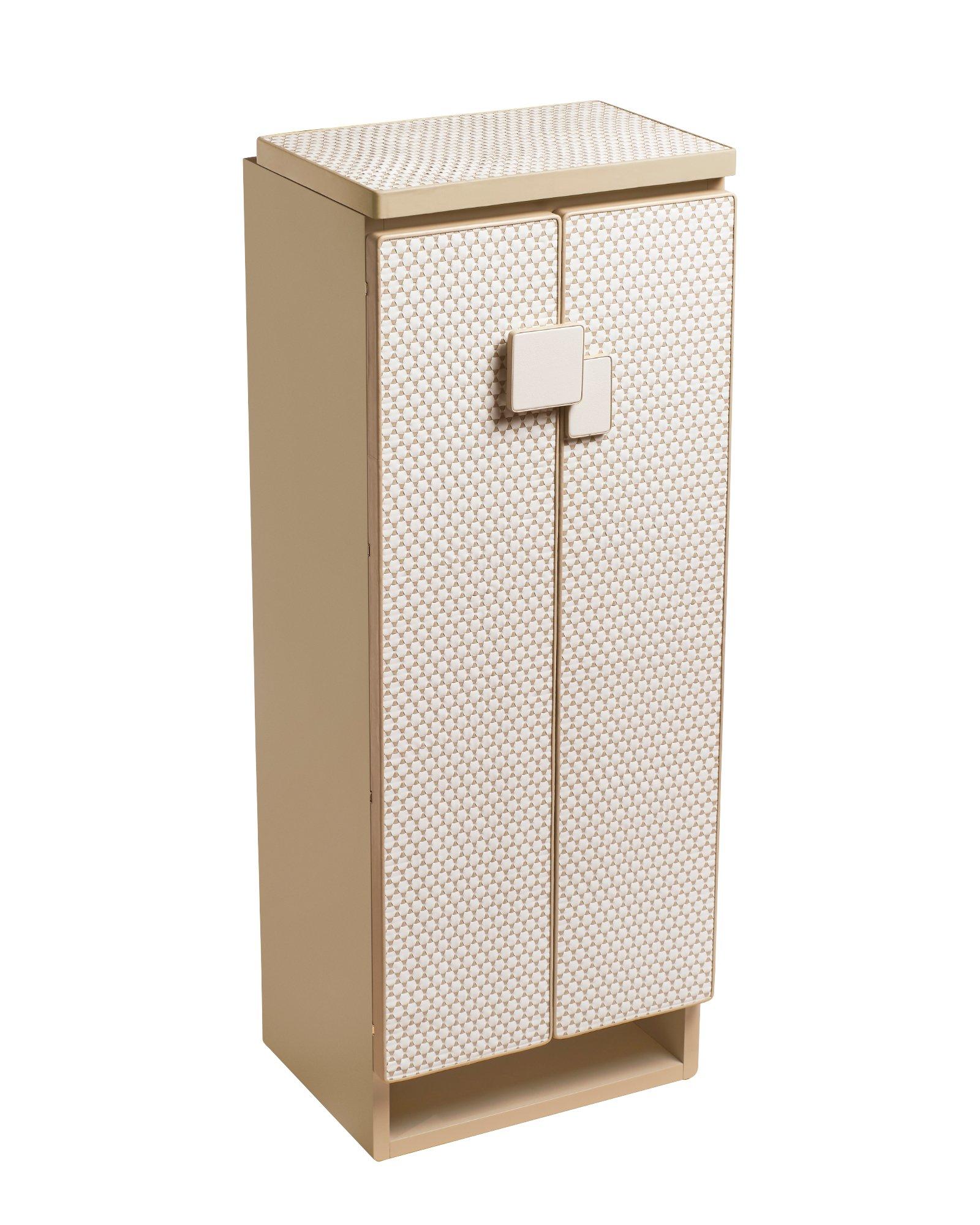 Un armadio con cassaforte che combina perfettamente eleganza, design raffinato e artigianato italiano. Le porte anteriori sono rivestite in pelle bianca e beige filettata a mano. La trama intrecciata, ispirata ai motivi classici della tradizione