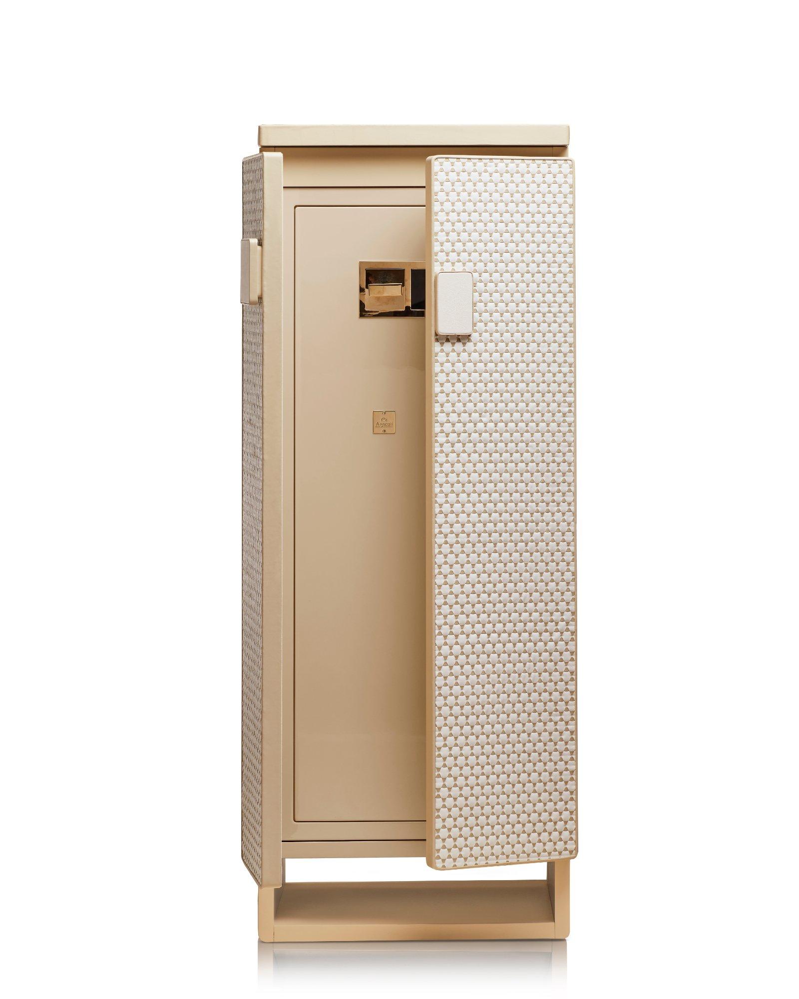 Armoire in pelle filettata oro In condizioni Nuovo in vendita a New York, NY