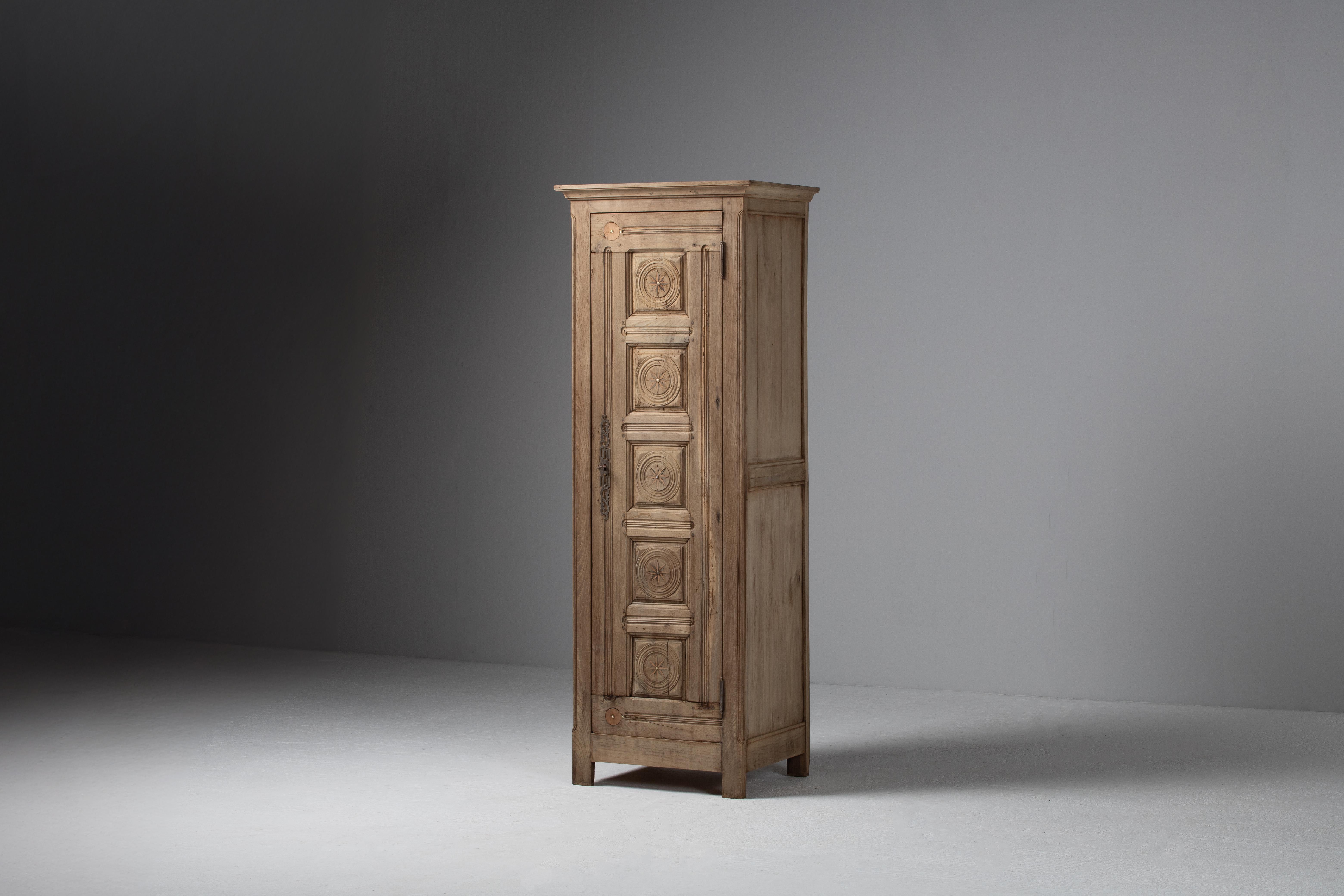Armoire in Aged Oak, France, 1940s In Good Condition For Sale In Kaštel Sućurac, Splitsko-dalmatinska županija